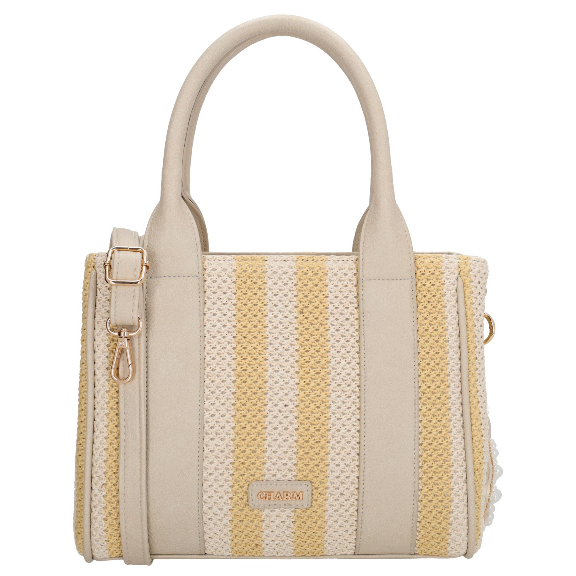 De Charm London Capri Handtas is een elegante en compacte tas met een zomerse gestreepte riet look. De twee handvaten geven de tas een stijlvolle uitstraling en maken haar prettig om in de hand te dragen. De tas sluit veilig met een rits zodat je je essentials goed opgeborgen houdt.

Binnenin vind je een praktische indeling met een tussenritsvak, twee insteekvakken en een ritsvak waardoor je al je spullen overzichtelijk meeneemt. Aan de achterkant zit een extra ritsvak voor items die je graag snel binnen handbereik hebt. Dankzij de verstelbare en afneembare schouderband draag je de handtas ook comfortabel crossbody. De bag charm met zeester voegt een speelse zomerse touch toe.

Kenmerken:


&bull; Handtas met twee handvaten
&bull; Gestreepte riet look
&bull; Sluit met rits
&bull; Tussenritsvak
&bull; Twee insteekvakken
&bull; Ritsvak aan de binnenkant
&bull; Achterritsvak
&bull; Verstelbare en afneembare schouderband
&bull; Bag charm met zeester