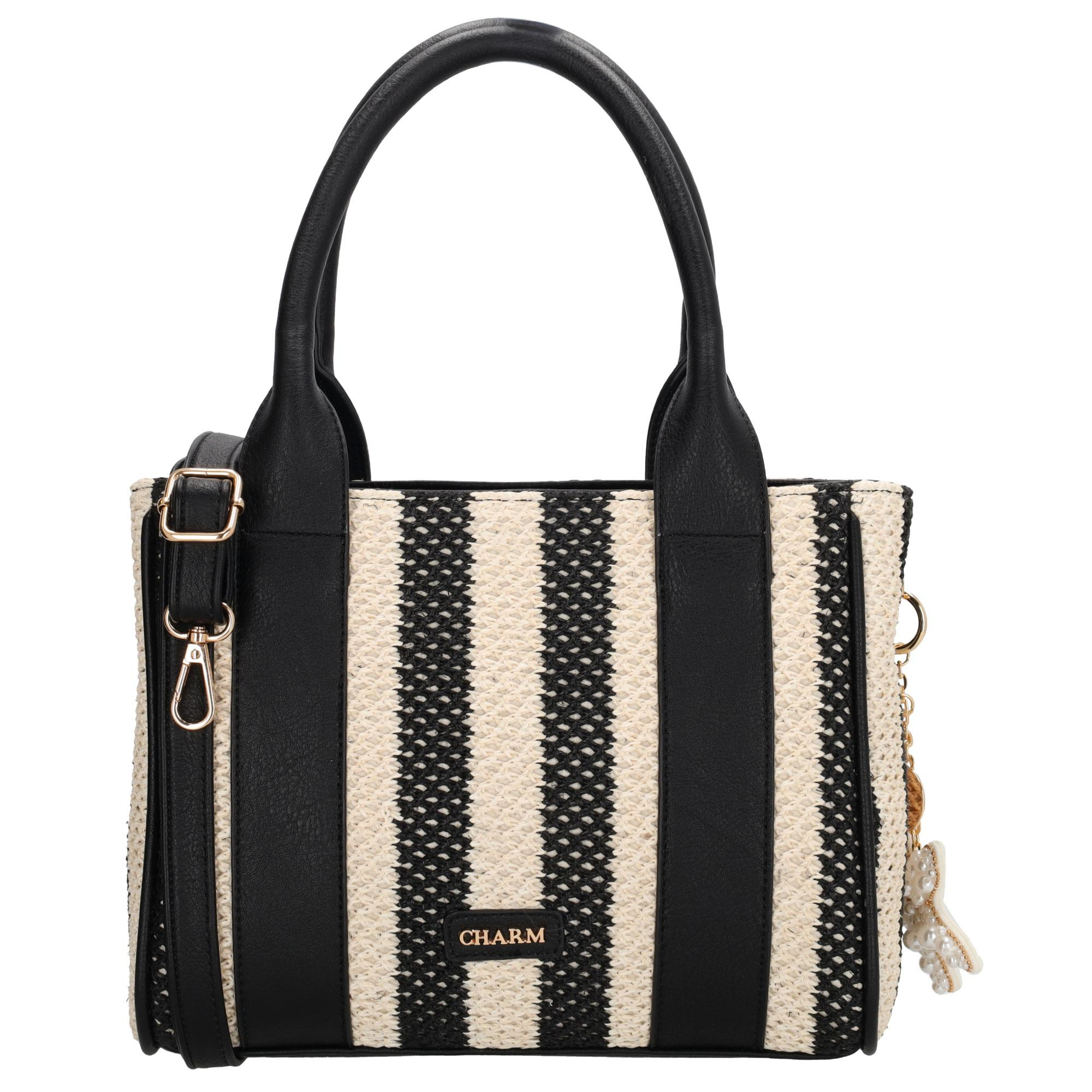De Charm London Capri Handtas is een elegante en compacte tas met een zomerse gestreepte riet look. De twee handvaten geven de tas een stijlvolle uitstraling en maken haar prettig om in de hand te dragen. De tas sluit veilig met een rits zodat je je essentials goed opgeborgen houdt.

Binnenin vind je een praktische indeling met een tussenritsvak, twee insteekvakken en een ritsvak waardoor je al je spullen overzichtelijk meeneemt. Aan de achterkant zit een extra ritsvak voor items die je graag snel binnen handbereik hebt. Dankzij de verstelbare en afneembare schouderband draag je de handtas ook comfortabel crossbody. De bag charm met zeester voegt een speelse zomerse touch toe.

Kenmerken:


&bull; Handtas met twee handvaten
&bull; Gestreepte riet look
&bull; Sluit met rits
&bull; Tussenritsvak
&bull; Twee insteekvakken
&bull; Ritsvak aan de binnenkant
&bull; Achterritsvak
&bull; Verstelbare en afneembare schouderband
&bull; Bag charm met zeester