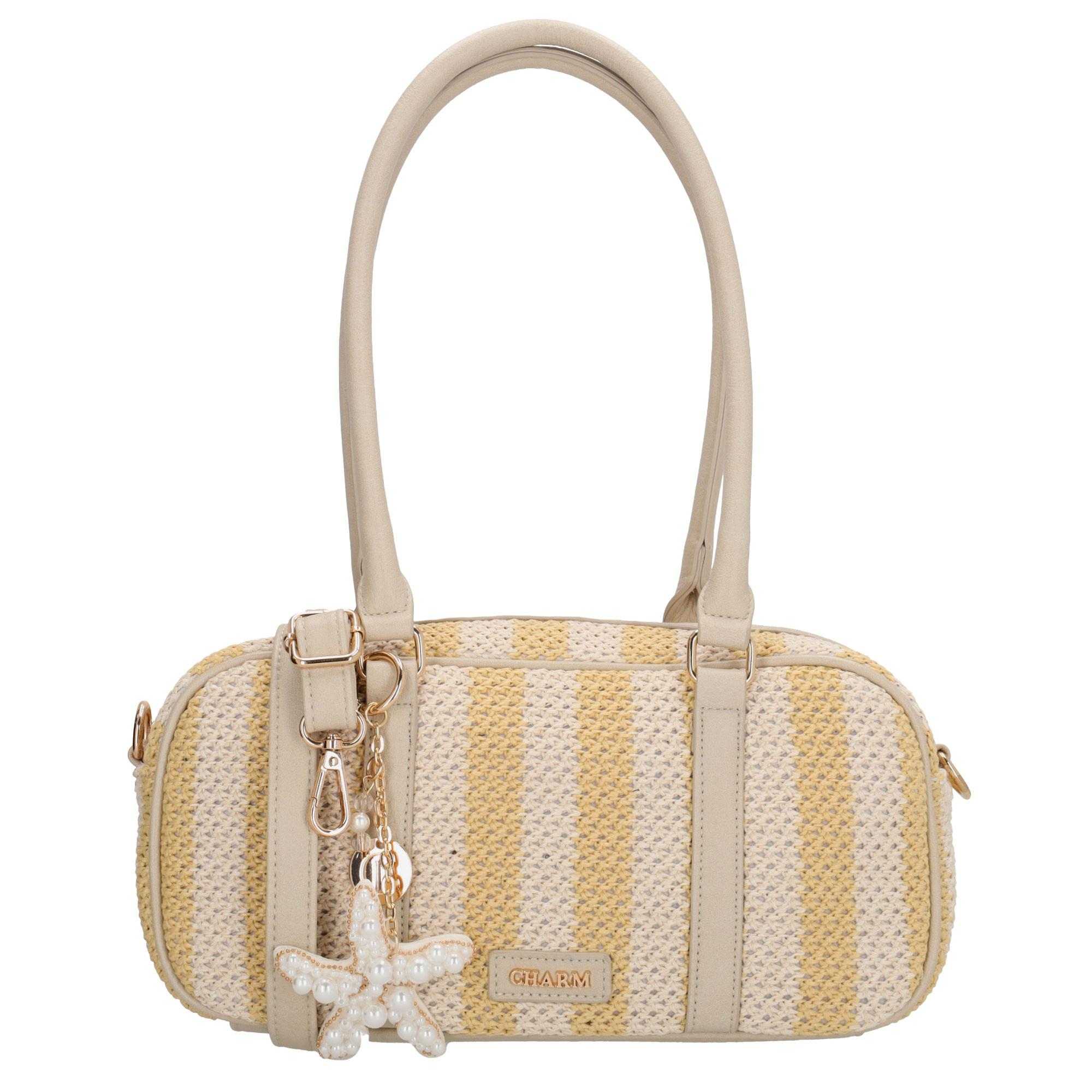 De Charm London Capri Handtas is een stijlvolle handtas en schoudertas in &eacute;&eacute;n, uitgevoerd in een zomerse, gestreepte riet look. De twee lange handvaten zorgen voor een elegante uitstraling en maken de tas comfortabel om in de hand of over de schouder te dragen. Binnenin vind je een ritsvak en een telefoonvak waarmee je je essentials overzichtelijk opbergt.

De tas wordt geleverd met een verstelbare en afneembare schouderband zodat je moeiteloos wisselt tussen handtas en crossbody. De speelse bagcharm geeft de tas een frisse, zomerse touch waardoor hij perfect past bij elke zonnige outfit.

Kenmerken:


&bull; Handtas en schoudertas in &eacute;&eacute;n
&bull; Gestreepte riet look
&bull; Twee lange handvaten
&bull; Binnenkant met ritsvak en telefoonvak
&bull; Verstelbare en afneembare schouderband
&bull; Voorzien van een bagcharm