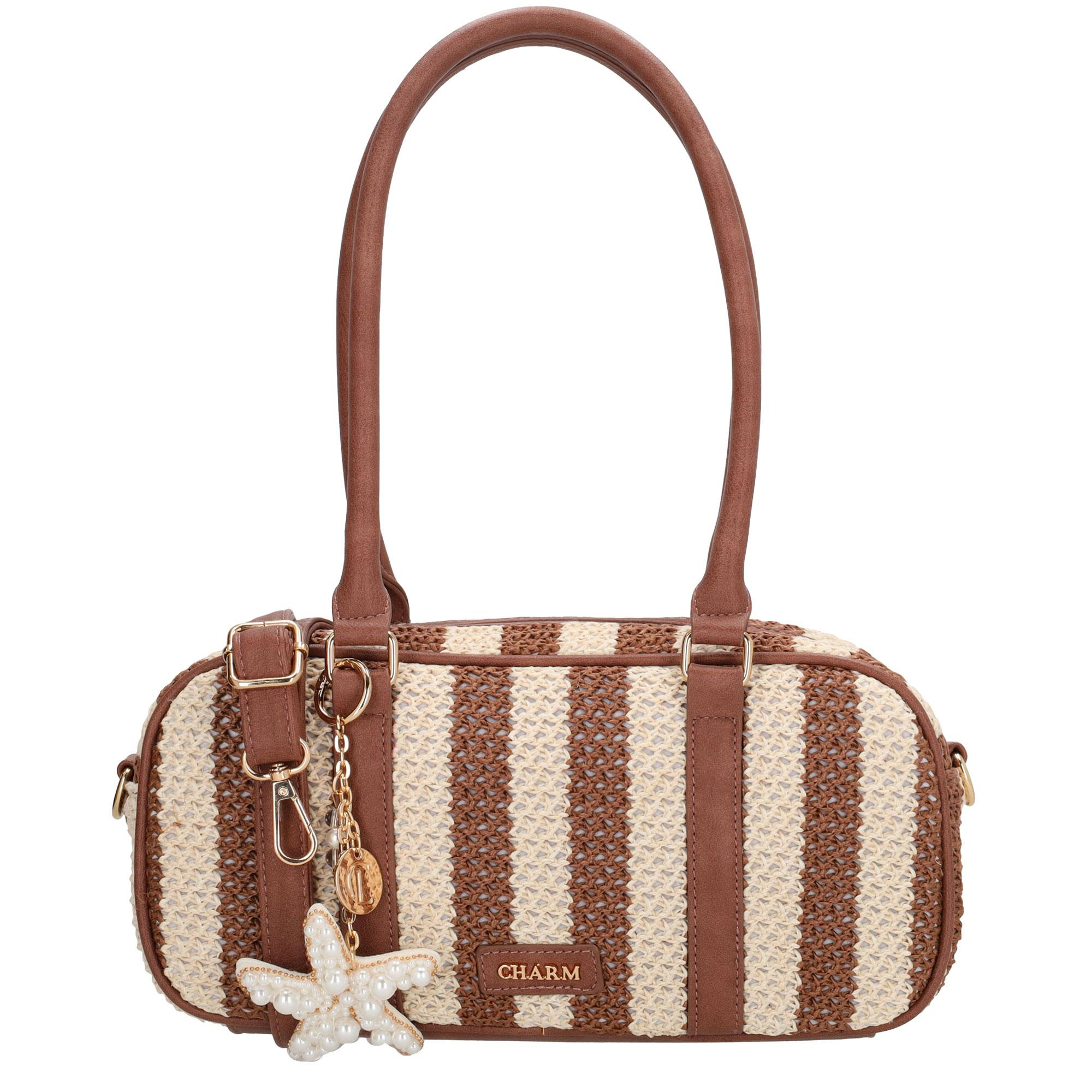 De Charm London Capri Handtas is een stijlvolle handtas en schoudertas in &eacute;&eacute;n, uitgevoerd in een zomerse, gestreepte riet look. De twee lange handvaten zorgen voor een elegante uitstraling en maken de tas comfortabel om in de hand of over de schouder te dragen. Binnenin vind je een ritsvak en een telefoonvak waarmee je je essentials overzichtelijk opbergt.

De tas wordt geleverd met een verstelbare en afneembare schouderband zodat je moeiteloos wisselt tussen handtas en crossbody. De speelse bagcharm geeft de tas een frisse, zomerse touch waardoor hij perfect past bij elke zonnige outfit.

Kenmerken:


&bull; Handtas en schoudertas in &eacute;&eacute;n
&bull; Gestreepte riet look
&bull; Twee lange handvaten
&bull; Binnenkant met ritsvak en telefoonvak
&bull; Verstelbare en afneembare schouderband
&bull; Voorzien van een bagcharm