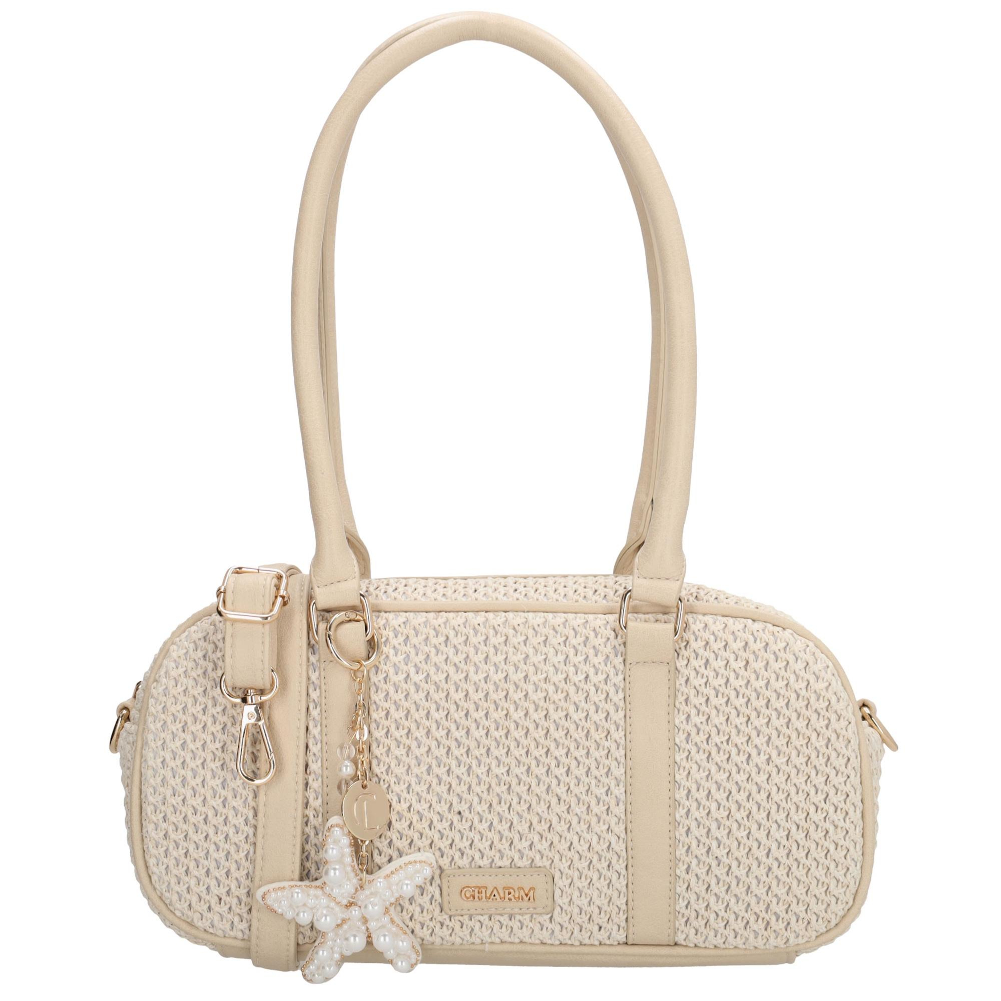 De Charm London Capri Handtas is een stijlvolle handtas en schoudertas in &eacute;&eacute;n, uitgevoerd in een zomerse, gestreepte riet look. De twee lange handvaten zorgen voor een elegante uitstraling en maken de tas comfortabel om in de hand of over de schouder te dragen. Binnenin vind je een ritsvak en een telefoonvak waarmee je je essentials overzichtelijk opbergt.

De tas wordt geleverd met een verstelbare en afneembare schouderband zodat je moeiteloos wisselt tussen handtas en crossbody. De speelse bagcharm geeft de tas een frisse, zomerse touch waardoor hij perfect past bij elke zonnige outfit.

Kenmerken:


&bull; Handtas en schoudertas in &eacute;&eacute;n
&bull; Gestreepte riet look
&bull; Twee lange handvaten
&bull; Binnenkant met ritsvak en telefoonvak
&bull; Verstelbare en afneembare schouderband
&bull; Voorzien van een bagcharm