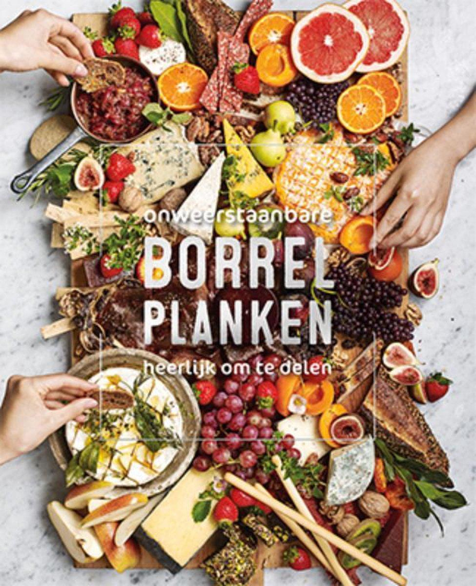 Heerlijke, overdadige borrelplanken -en tafels, vol met verrukkelijke gerechten en heerlijke hapjes, ideaal voor een grote en kleine gelegenheden. Of je nu een verleidelijke plank met kaas en fruit, een indrukwekkende mezzeplank of een brunchplank wilt maken of juist je gasten in de tuin wilt verwennen met vis en zeevruchten of een barbecuefeest, in dit boek laten wij je zien hoe je de perfecte borrelplank en buffettafel samenstelt en presenteert. Naast de recepten krijg je allerlei tips en een overzicht van welke drankjes er goed bij passen. Met onze recepten en lijsten kun je gerechten vooraf maken en die serveren met gekochte producten. Zo maak je smakelijke, overvloedige planken waar je geen dagen aan hoeft te werken. Met mooie stevige kaft met zilverfolie. Super leuk om kado te geven! De borrelplanken in dit boek hebben de volgende thema's: Kaas- & fruitplank /Brunchplank/Barbecuefeest/High tea-tafel/Griekse plank/Antipasti-plank/Vegetarische plank/Modern Aziatisch/Tafel vol vis en zeevruchten/Mezzeplank
