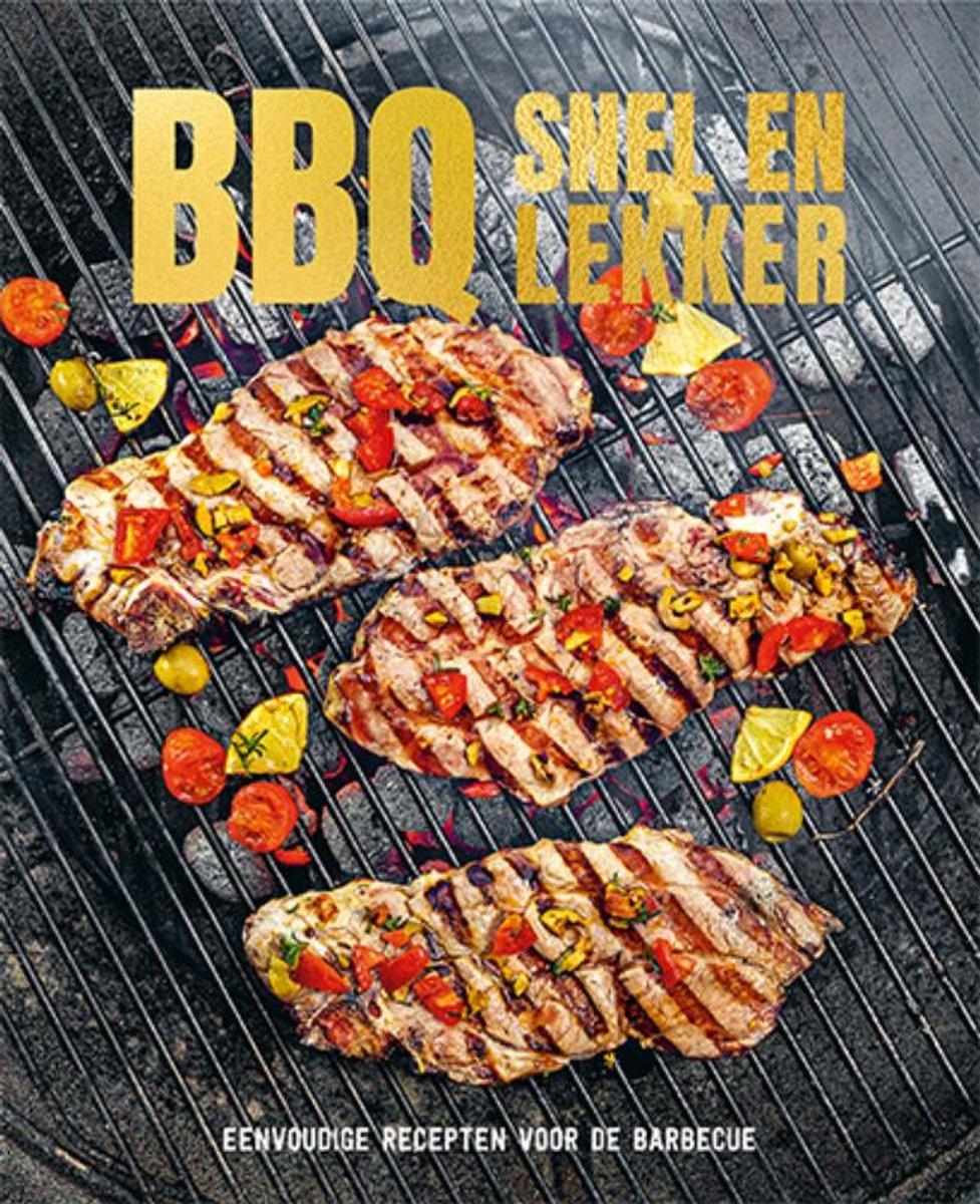 Dit prachtige boek staat vol eenvoudige recepten voor op de barbecue - slechts een handvol ingredi&euml;nten, enkele minuten voorbereiding en je kunt aan de slag! En ook het boodschappen doen is supersimpel, want je hebt hooguit zes ingredri&euml;nten nodig per recept. Van een lekker voorafje tot een dessert van de barbecue, maak alles zonder je gasten in de steek te hoeven laten! Voorzien van stevige kaft met goudfolie. Prachtig om cadeau te doen &eacute;n om te krijgen.