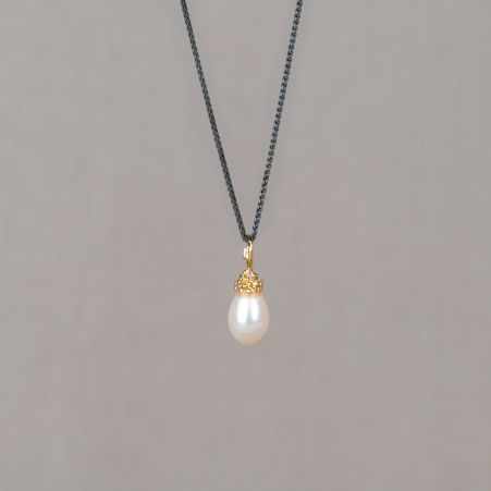 Deze hanger van zilver verguld met parel is een subtiel en elegant detail dat moeiteloos klasse toevoegt aan elke look. De zachte glans van de parel vormt een mooi contrast met het warme vergulde zilver en zorgt voor een tijdloze uitstraling. Parel sieraden staan symbool voor verfijning en zijn perfect voor bijzondere momenten zoals een bruiloft, diner of feestelijke gelegenheid, maar ook prachtig om juist dagelijks te dragen als rustig en stijlvol accent. Dankzij het ingetogen ontwerp laat deze hanger zich eenvoudig combineren met verschillende colliers en past hij zowel bij een minimalistische als meer uitgesproken stijl. Een elegante hanger die nooit overheerst, maar altijd opvalt door zijn eenvoud en natuurlijke schoonheid. Collier niet inbegrepen.
