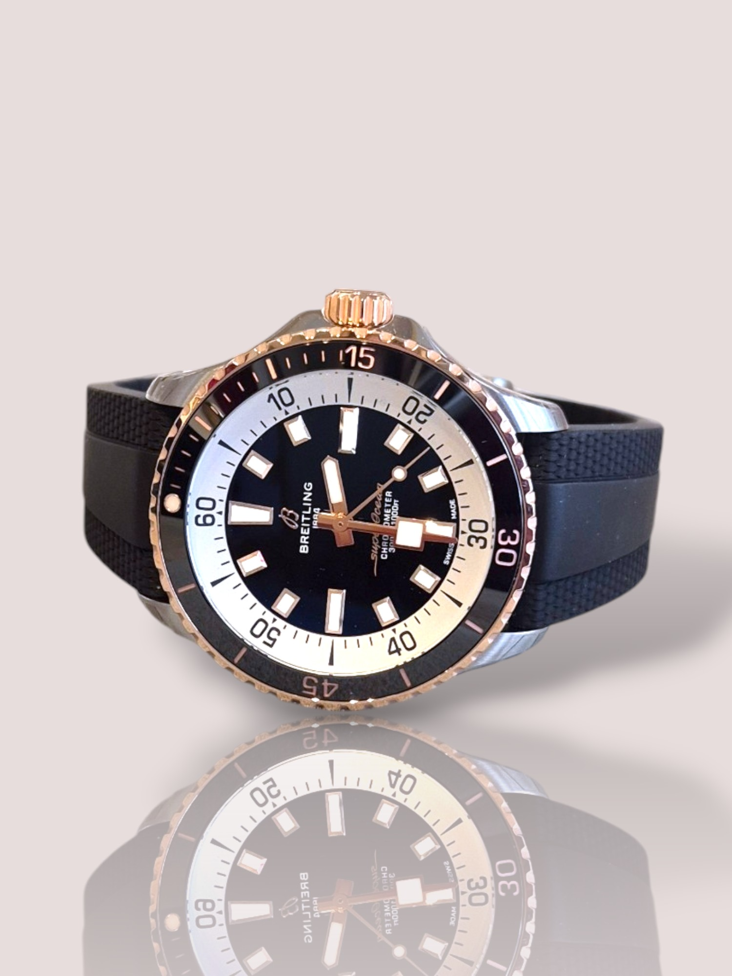 De Breitling Superocean Automaat van 42 mm met rubberen en stalen vouwsluiting combineert stijl en duurzaamheid. Dit horloge biedt betrouwbaarheid onder water met een robuust ontwerp. Ideaal voor dagelijks gebruik, past het perfect bij zowel formele als casual outfits. Draag het stevig rond de pols voor optimaal comfort en elegantie. De kast is van staal met rose gouden elementen en de wijzerplaat is diepzwart.