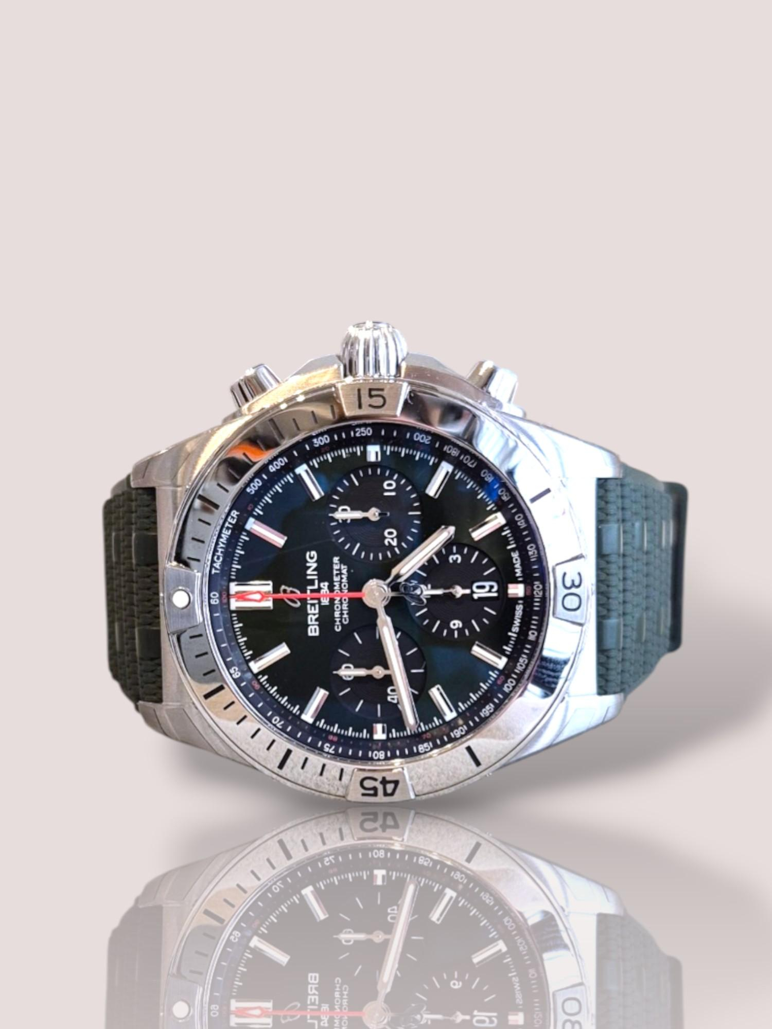 Dit Breitling Chronomat horloge heeft een stalen kast en een opvallende groene wijzerplaat. Dit polshorloge is ideaal voor zowel formele als casual gelegenheden. Draag de Chronomat met een nette blazer voor zakelijke afspraken of stijl het met een casual outfit voor een chique, alledaagse look. Perfect voor elke moderne man.

Het betreft hier een automatisch uurwerk met een stalen kast van 42 mm. 