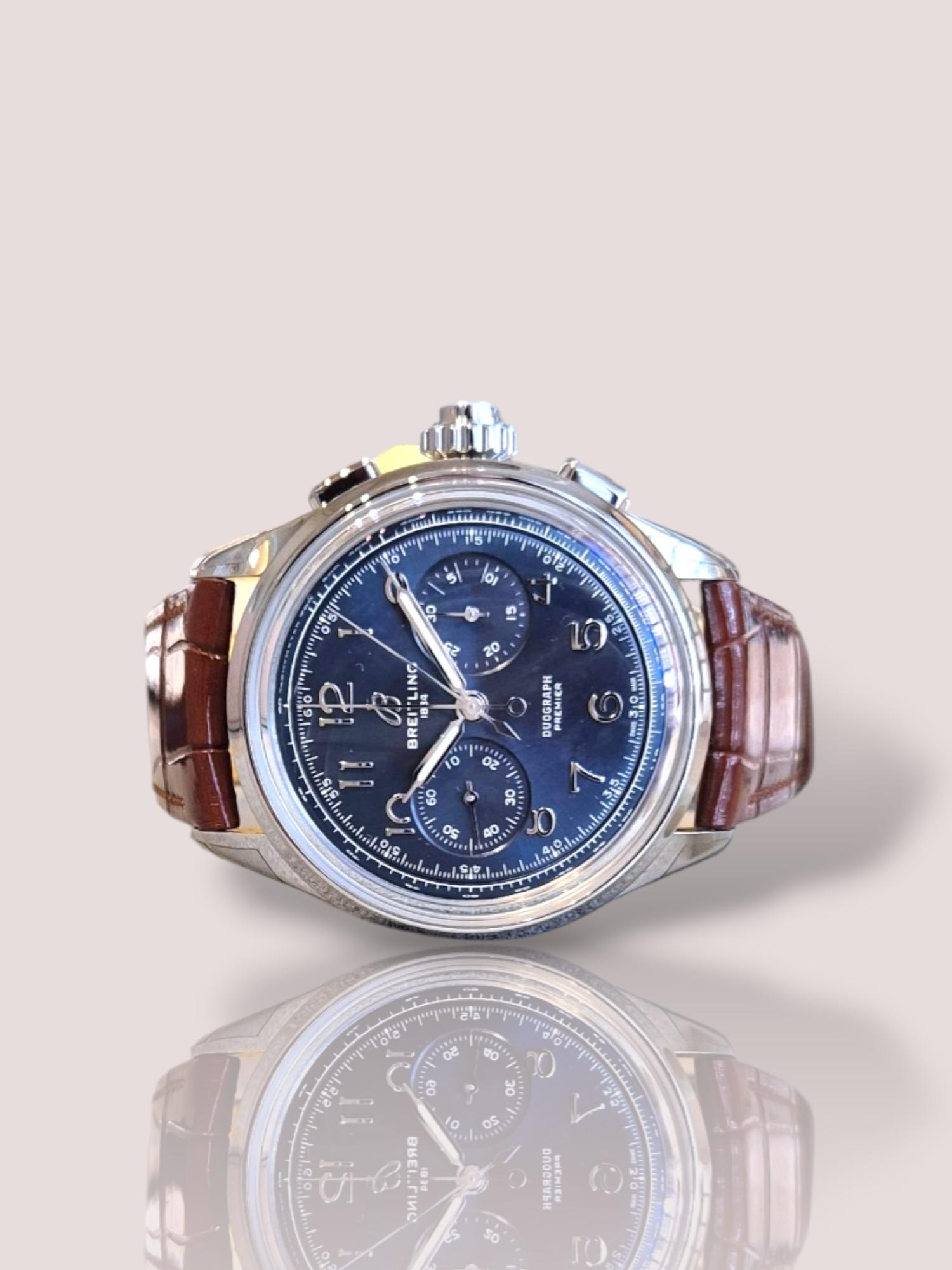 De Breitling Premier B15 Duograph 42 mm is een luxe polshorloge met een stalen kast en een leren band. Dit horloge heeft een chique uitstraling door de blauwe wijzerplaat en bruin leren band. Draag het tijdens formele gelegenheden voor een stijlvolle uitstraling of combineer het met casual outfits voor een elegante twist.

Het horloge is een hand opwinder en heeft een transparante kast aan de achterzijde waardoor het uurwerk zichtbaar is.   