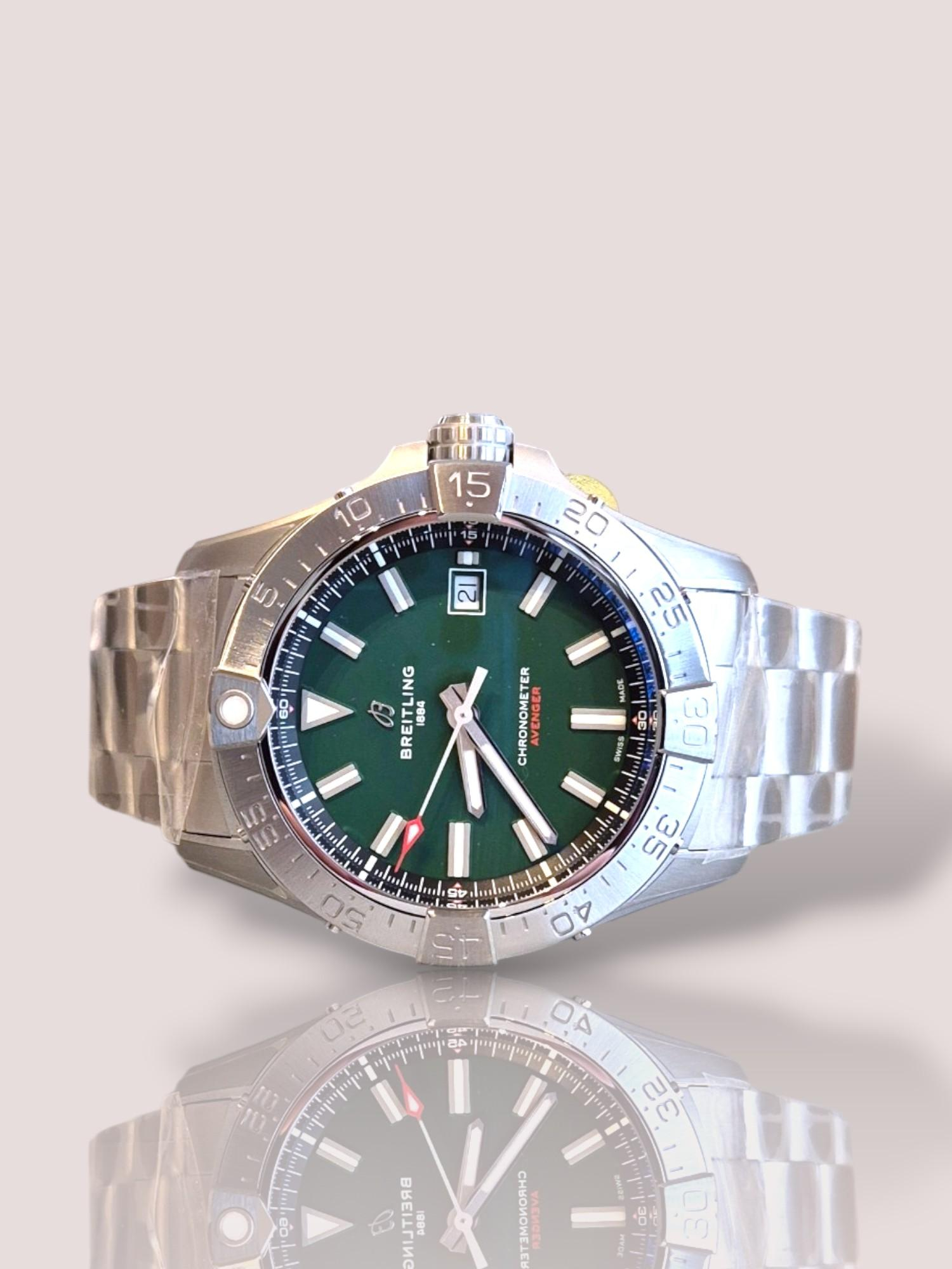 De Breitling Avenger Automatic 42 mm is een opmerkelijk herenhorloge. Met robuuste functies zoals waterbestendigheid, precisie uurwerk en een stijlvolle roestvrijstalen kast, belichaamt deze horloge mannelijkheid en elegantie. Draag deze polshorloge dagelijks voor een verfijnde look of tijdens avontuurlijke gelegenheden voor betrouwbare prestaties. Perfect te combineren met zowel formele als informele outfits.

Dit horloge is voorzien van een mat groene wijzerplaat en heeft datumaanduiding. De stalen band heeft een vouwsluiting.