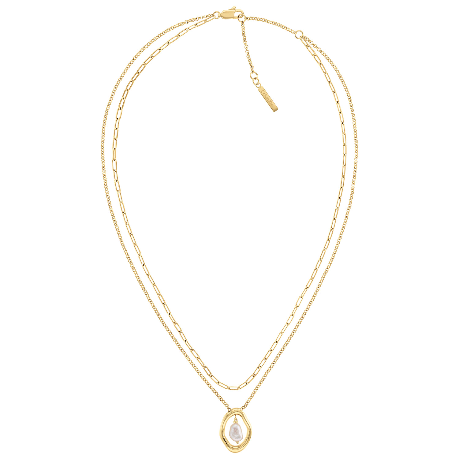 Calvin Klein CJ35000559 Dames Ketting Staal 
Deze stalen dames ketting van Calvin Klein met nr CJ35000559 uit de Edgy Pearls serie heeft een sierlijke uitstraling. De goudkleurige layer ketting heeft aan de onderste ketting een fantasiehanger met parel. De ketting heeft een tussenoog waardoor hij op verschillende lengtes gedragen kan worden. De ketting sluit met een karabijn sluiting. De totale lengte is 40cm. Leuk te combineren met andere sieraden uit de serie van Calvin Klein.

OVER CALVIN KLEIN
Calvin Klein is een wereldwijd lifestylemerk dat gewaagde, vooruitstrevende idealen en een verleidelijke, vaak minimalistische, esthetiek nastreeft. Calvin Klein werd groot in de jaren 70 door haar mode- en merkjeans collecties. In de jaren 80 lanceerde Calvin Klein haar spraakmakende ondergoed dat uitdrukkelijk van logo &rsquo;s voorzien was. Vanwege het grote succes is het merk ook succesvol uitgerold in Accessoires, Parfums, Home, Brillen, Golf, Horloges en Sieraden.
Sinds de oprichting in 1968 door Calvin Klein, heeft het merk haar reputatie opgebouwd als leider in de Amerikaanse mode, dankzij een cleane esthetiek en innovatieve ontwerpen. Calvin Klein wil haar publiek verleiden en inspireren door middel van provocerende beelden en opvallende ontwerpen die prikkelen. 

SPECIFICATIES:
- Stalen dames ketting
- Layer ketting 40cm
- Goudkleurig
- Parelhanger