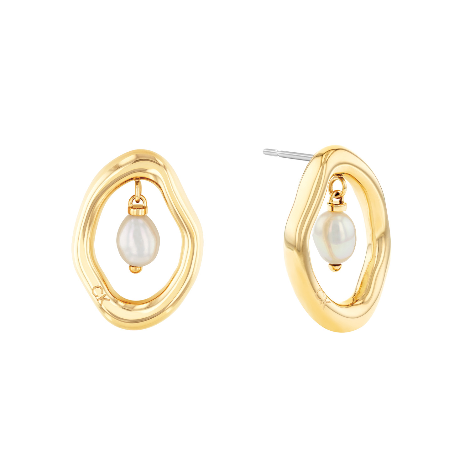 Calvin Klein CJ35000562 Dames Oorknoppen Staal 
Deze stalen dames oorknoppen van Calvin Klein met nr CJ35000562 uit de Edgy Pearls serie heeft een sierlijke uitstraling. De goudkleurige oorknoppen zijn ovaal van vorm en hebben in het midden een parel bungelen, dit geeft een speels effect. Leuk te combineren met andere sieraden uit de serie van Calvin Klein.

OVER CALVIN KLEIN
Calvin Klein is een wereldwijd lifestylemerk dat gewaagde, vooruitstrevende idealen en een verleidelijke, vaak minimalistische, esthetiek nastreeft. Calvin Klein werd groot in de jaren 70 door haar mode- en merkjeans collecties. In de jaren 80 lanceerde Calvin Klein haar spraakmakende ondergoed dat uitdrukkelijk van logo &rsquo;s voorzien was. Vanwege het grote succes is het merk ook succesvol uitgerold in Accessoires, Parfums, Home, Brillen, Golf, Horloges en Sieraden.
Sinds de oprichting in 1968 door Calvin Klein, heeft het merk haar reputatie opgebouwd als leider in de Amerikaanse mode, dankzij een cleane esthetiek en innovatieve ontwerpen. Calvin Klein wil haar publiek verleiden en inspireren door middel van provocerende beelden en opvallende ontwerpen die prikkelen. 

SPECIFICATIES:
- Stalen dames oorknoppen
- Ovaal
- Goudkleurig
- Met parelhanger