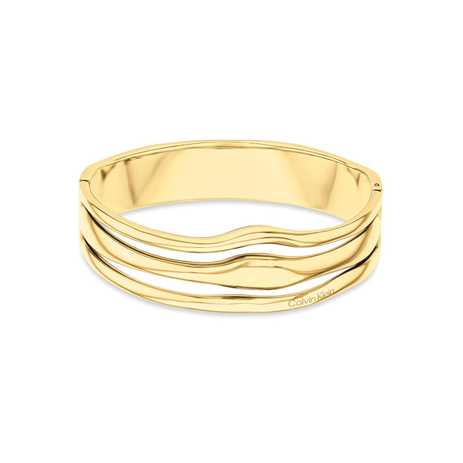 Deze stalen dames bangle van Calvin Klein heeft een sierlijk uiterlijk. De goudkleurige bangle armband heeft bovenop 3 aparte sculpturele banden met ronde vormem.  Een fantasierijk geheel. Geschikt voor een pols t/m 18 cm. Leuk te combineren met andere sieraden uit de serie van Calvin Klein.

OVER CALVIN KLEIN
Calvin Klein is een wereldwijd lifestylemerk dat gewaagde, vooruitstrevende idealen en een verleidelijke, vaak minimalistische, esthetiek nastreeft. Calvin Klein werd groot in de jaren 70 door haar mode- en merkjeans collecties. In de jaren 80 lanceerde Calvin Klein haar spraakmakende ondergoed dat uitdrukkelijk van logo &rsquo;s voorzien was. Vanwege het grote succes is het merk ook succesvol uitgerold in Accessoires, Parfums, Home, Brillen, Golf, Horloges en Sieraden.
Sinds de oprichting in 1968 door Calvin Klein, heeft het merk haar reputatie opgebouwd als leider in de Amerikaanse mode, dankzij een cleane esthetiek en innovatieve ontwerpen. Calvin Klein wil haar publiek verleiden en inspireren door middel van provocerende beelden en opvallende ontwerpen die prikkelen. 

SPECIFICATIES:
- Stalen dames bangle
- 17,5cm
- Goudkleurig
- Glimmend
