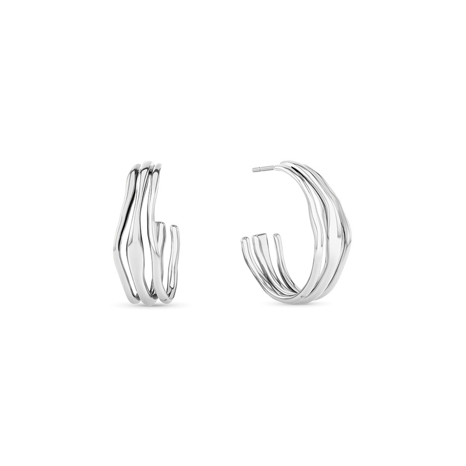 Calvin Klein CJ35000720 Dames Oorsieraad Staal
Deze stalen dames oorbellen van Calvin Klein met nr CJ35000720 hebben een sculpturale uiterlijk. De glimmende zilverkleurige stalen oorstekers zitten met een steker op het oor en bestaan uit 3 sierlijke banden naast elkaar. Ze vallen mooi rond het oor. Leuk te combineren met andere sieraden uit de serie van Calvin Klein.

OVER CALVIN KLEIN
Calvin Klein is een wereldwijd lifestylemerk dat gewaagde, vooruitstrevende idealen en een verleidelijke, vaak minimalistische, esthetiek nastreeft. Calvin Klein werd groot in de jaren 70 door haar mode- en merkjeans collecties. In de jaren 80 lanceerde Calvin Klein haar spraakmakende ondergoed dat uitdrukkelijk van logo &rsquo;s voorzien was. Vanwege het grote succes is het merk ook succesvol uitgerold in Accessoires, Parfums, Home, Brillen, Golf, Horloges en Sieraden.
Sinds de oprichting in 1968 door Calvin Klein, heeft het merk haar reputatie opgebouwd als leider in de Amerikaanse mode, dankzij een cleane esthetiek en innovatieve ontwerpen. Calvin Klein wil haar publiek verleiden en inspireren door middel van provocerende beelden en opvallende ontwerpen die prikkelen. 

SPECIFICATIES:
- Stalen dames oorsieraden
- Lengte 2,6cm
- Zilverkleurig
- Glimmend