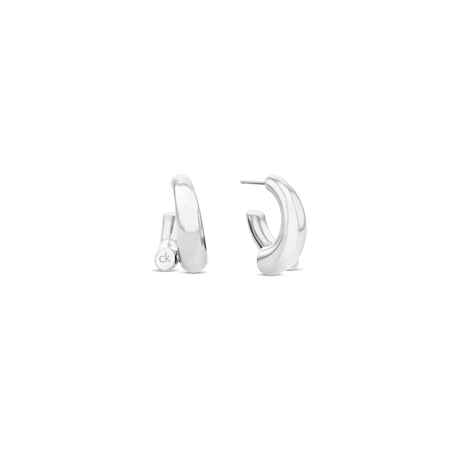 Calvin Klein CJ35000764 Dames Oorhangers Staal
Deze stalen dames oorbellen van Calvin Klein met nr CJ35000764 hebben een strak uiterlijk. De stalen oorbellen hebben een sculpturale vorm, zijn gepolijst en sluiten met een poussette. Ze sluiten mooi aan op het oor. Leuk te combineren met andere sieraden uit de serie van Calvin Klein.

OVER CALVIN KLEIN
Calvin Klein is een wereldwijd lifestylemerk dat gewaagde, vooruitstrevende idealen en een verleidelijke, vaak minimalistische, esthetiek nastreeft. Calvin Klein werd groot in de jaren 70 door haar mode- en merkjeans collecties. In de jaren 80 lanceerde Calvin Klein haar spraakmakende ondergoed dat uitdrukkelijk van logo &rsquo;s voorzien was. Vanwege het grote succes is het merk ook succesvol uitgerold in Accessoires, Parfums, Home, Brillen, Golf, Horloges en Sieraden.
Sinds de oprichting in 1968 door Calvin Klein, heeft het merk haar reputatie opgebouwd als leider in de Amerikaanse mode, dankzij een cleane esthetiek en innovatieve ontwerpen. Calvin Klein wil haar publiek verleiden en inspireren door middel van provocerende beelden en opvallende ontwerpen die prikkelen. 

SPECIFICATIES:
- Stalen dames oorbellen
- 175mm
- Zilverkleurig
- Glimmend