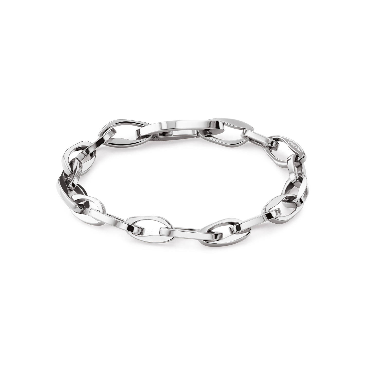 Calvin Klein CJ35000806 Dames Armband Staal
Deze stalen dames armband van Calvin Klein met nr CJ35000806 heeft een stoer uiterlijk. De armband heeft een grove glimmende schakels en de sluiting is ook in schakelvorm waardoor deze bijna onzichtbaar is. Leuk te combineren met andere sieraden uit de serie van Calvin Klein.

OVER CALVIN KLEIN
Calvin Klein is een wereldwijd lifestylemerk dat gewaagde, vooruitstrevende idealen en een verleidelijke, vaak minimalistische, esthetiek nastreeft. Calvin Klein werd groot in de jaren 70 door haar mode- en merkjeans collecties. In de jaren 80 lanceerde Calvin Klein haar spraakmakende ondergoed dat uitdrukkelijk van logo &rsquo;s voorzien was. Vanwege het grote succes is het merk ook succesvol uitgerold in Accessoires, Parfums, Home, Brillen, Golf, Horloges en Sieraden.
Sinds de oprichting in 1968 door Calvin Klein, heeft het merk haar reputatie opgebouwd als leider in de Amerikaanse mode, dankzij een cleane esthetiek en innovatieve ontwerpen. Calvin Klein wil haar publiek verleiden en inspireren door middel van provocerende beelden en opvallende ontwerpen die prikkelen. 

SPECIFICATIES:
- Stalen dames armband
- Lengte 19cm
- Zilverkleurig
- Glimmend