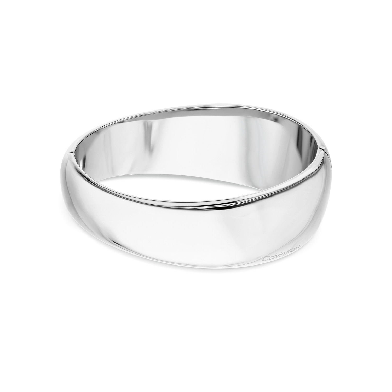 Calvin Klein CJ35000829 Dames Bangle Staal
Deze stalen dames bangle van Calvin Klein met nr CJ35000829 heeft een robuust uiterlijk. De zilverkleurige stijve armband heeft een sculpturale vorm, is glimmend, 40mm breed, en geschikt voor een pols van 17,5cm. Leuk te combineren met andere sieraden uit de serie van Calvin Klein.

OVER CALVIN KLEIN
Calvin Klein is een wereldwijd lifestylemerk dat gewaagde, vooruitstrevende idealen en een verleidelijke, vaak minimalistische, esthetiek nastreeft. Calvin Klein werd groot in de jaren 70 door haar mode- en merkjeans collecties. In de jaren 80 lanceerde Calvin Klein haar spraakmakende ondergoed dat uitdrukkelijk van logo &rsquo;s voorzien was. Vanwege het grote succes is het merk ook succesvol uitgerold in Accessoires, Parfums, Home, Brillen, Golf, Horloges en Sieraden.
Sinds de oprichting in 1968 door Calvin Klein, heeft het merk haar reputatie opgebouwd als leider in de Amerikaanse mode, dankzij een cleane esthetiek en innovatieve ontwerpen. Calvin Klein wil haar publiek verleiden en inspireren door middel van provocerende beelden en opvallende ontwerpen die prikkelen. 

SPECIFICATIES:
- Stalen dames bangle
- 17,5cm
- Zilverkleurig
- Glimmend