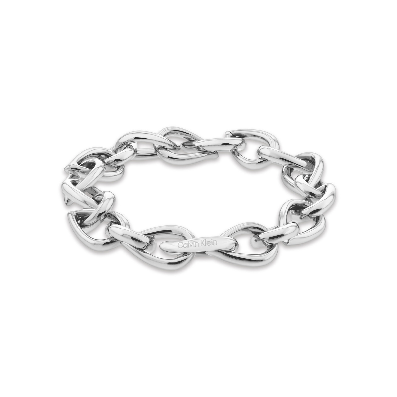 Calvin Klein CJ35000913 Dames Bracelet Staal
Deze stalen dames armband van Calvin Klein met nr CJ35000913 heeft een sierlijk uiterlijk. De grove druppelvormige schakels vormen een mooi geheel. De armband sluit met een haak en oogsluiting. Totale lengte 19,5cm. Leuk te combineren met andere sieraden uit de serie van Calvin Klein.

OVER CALVIN KLEIN
Calvin Klein is een wereldwijd lifestylemerk dat gewaagde, vooruitstrevende idealen en een verleidelijke, vaak minimalistische, esthetiek nastreeft. Calvin Klein werd groot in de jaren 70 door haar mode- en merkjeans collecties. In de jaren 80 lanceerde Calvin Klein haar spraakmakende ondergoed dat uitdrukkelijk van logo &rsquo;s voorzien was. Vanwege het grote succes is het merk ook succesvol uitgerold in Accessoires, Parfums, Home, Brillen, Golf, Horloges en Sieraden.
Sinds de oprichting in 1968 door Calvin Klein, heeft het merk haar reputatie opgebouwd als leider in de Amerikaanse mode, dankzij een cleane esthetiek en innovatieve ontwerpen. Calvin Klein wil haar publiek verleiden en inspireren door middel van provocerende beelden en opvallende ontwerpen die prikkelen. 

SPECIFICATIES:
- Stalen dames armband
- Lengte 19,5cm
- Grove schakels
- Glimmend
