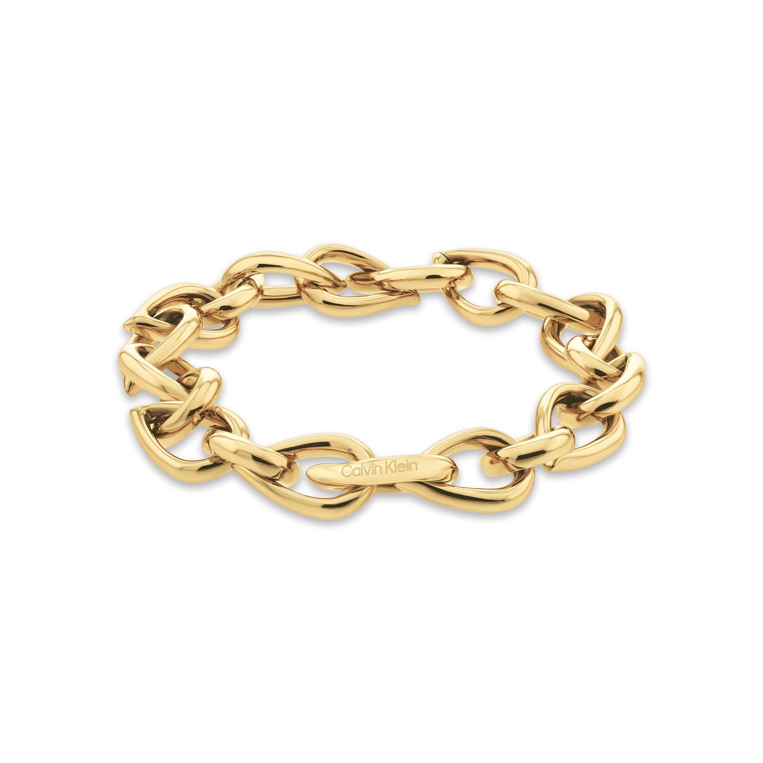 Calvin Klein CJ35000915 Dames Bracelet Staal Gp
Deze stalen dames armband van Calvin Klein met nr CJ35000915 heeft een sierlijk uiterlijk. De grove goudkleurige druppelvormige schakels vormen een mooi geheel. De armband sluit met een haak en oogsluiting. Totale lengte 19,5cm. Leuk te combineren met andere sieraden uit de serie van Calvin Klein.

OVER CALVIN KLEIN
Calvin Klein is een wereldwijd lifestylemerk dat gewaagde, vooruitstrevende idealen en een verleidelijke, vaak minimalistische, esthetiek nastreeft. Calvin Klein werd groot in de jaren 70 door haar mode- en merkjeans collecties. In de jaren 80 lanceerde Calvin Klein haar spraakmakende ondergoed dat uitdrukkelijk van logo &rsquo;s voorzien was. Vanwege het grote succes is het merk ook succesvol uitgerold in Accessoires, Parfums, Home, Brillen, Golf, Horloges en Sieraden.
Sinds de oprichting in 1968 door Calvin Klein, heeft het merk haar reputatie opgebouwd als leider in de Amerikaanse mode, dankzij een cleane esthetiek en innovatieve ontwerpen. Calvin Klein wil haar publiek verleiden en inspireren door middel van provocerende beelden en opvallende ontwerpen die prikkelen. 

SPECIFICATIES:
- Stalen dames armband Gp
- Lengte 19,5cm
- Grove schakels
- Glimmend