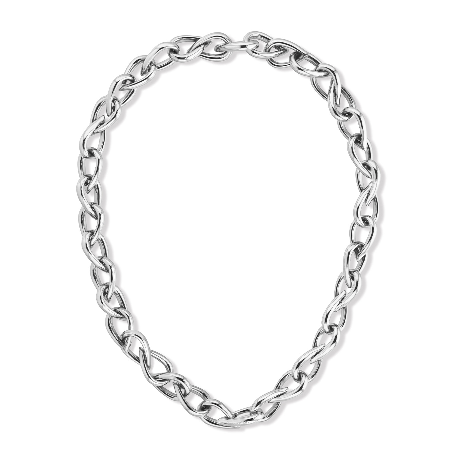 Calvin Klein CJ35000918 Dames Ketting Staal
Deze stalen dames ketting van Calvin Klein met nr CJ35000918 heeft een sierlijk uiterlijk. De grove druppelvormige schakels vormen een mooi geheel. De ketting sluit met een haak en oogsluiting. Totale lengte 51cm. Leuk te combineren met andere sieraden uit de serie van Calvin Klein.

OVER CALVIN KLEIN
Calvin Klein is een wereldwijd lifestylemerk dat gewaagde, vooruitstrevende idealen en een verleidelijke, vaak minimalistische, esthetiek nastreeft. Calvin Klein werd groot in de jaren 70 door haar mode- en merkjeans collecties. In de jaren 80 lanceerde Calvin Klein haar spraakmakende ondergoed dat uitdrukkelijk van logo &rsquo;s voorzien was. Vanwege het grote succes is het merk ook succesvol uitgerold in Accessoires, Parfums, Home, Brillen, Golf, Horloges en Sieraden.
Sinds de oprichting in 1968 door Calvin Klein, heeft het merk haar reputatie opgebouwd als leider in de Amerikaanse mode, dankzij een cleane esthetiek en innovatieve ontwerpen. Calvin Klein wil haar publiek verleiden en inspireren door middel van provocerende beelden en opvallende ontwerpen die prikkelen. 

SPECIFICATIES:
- Stalen dames ketting
- Lengte 51cm
- Grove schakels
- Glimmend