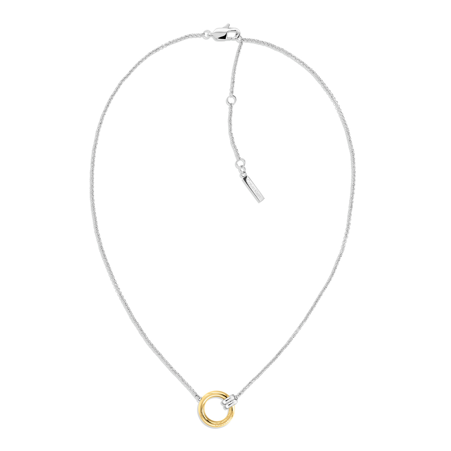Calvin Klein CJ35000925 Dames Ketting Staal Gp
Deze stalen dames ketting van Calvin Klein met nr CJ35000925 heeft een opvallend uiterlijk. De schakelketting heeft een opvallende goudkleurig ronde ring in het midden met daarop het CK logo. Door extra tussenogen is de ketting op verschillende lengtes te dragen, totale lengte is 46cm. Leuk te combineren met andere sieraden uit de serie van Calvin Klein.

OVER CALVIN KLEIN
Calvin Klein is een wereldwijd lifestylemerk dat gewaagde, vooruitstrevende idealen en een verleidelijke, vaak minimalistische, esthetiek nastreeft. Calvin Klein werd groot in de jaren 70 door haar mode- en merkjeans collecties. In de jaren 80 lanceerde Calvin Klein haar spraakmakende ondergoed dat uitdrukkelijk van logo &rsquo;s voorzien was. Vanwege het grote succes is het merk ook succesvol uitgerold in Accessoires, Parfums, Home, Brillen, Golf, Horloges en Sieraden.
Sinds de oprichting in 1968 door Calvin Klein, heeft het merk haar reputatie opgebouwd als leider in de Amerikaanse mode, dankzij een cleane esthetiek en innovatieve ontwerpen. Calvin Klein wil haar publiek verleiden en inspireren door middel van provocerende beelden en opvallende ontwerpen die prikkelen. 

SPECIFICATIES:
- Stalen dames ketting Gp
- Lengte 46cm
- Bicolor
- Glimmend