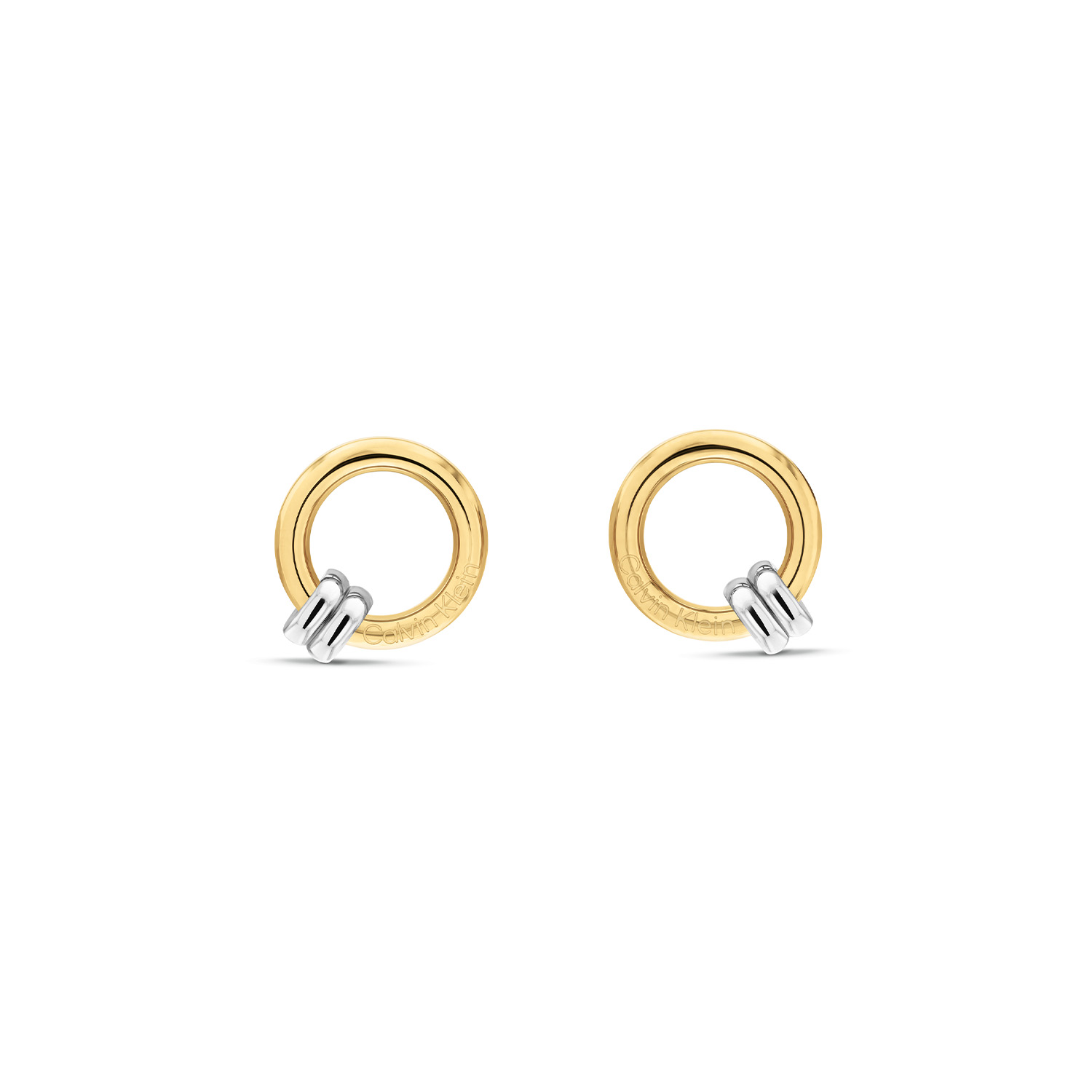 Calvin Klein CJ35000926 Dames Oorsieraden Staal Gp
Deze stalen dames oorsieraden van Calvin Klein met nr CJ35000926 hebben een opvallend uiterlijk. De stalen goudkleurige cirkel oorbellen sluiten mooi af op het oor. Leuk te combineren met andere sieraden uit de serie van Calvin Klein.

OVER CALVIN KLEIN
Calvin Klein is een wereldwijd lifestylemerk dat gewaagde, vooruitstrevende idealen en een verleidelijke, vaak minimalistische, esthetiek nastreeft. Calvin Klein werd groot in de jaren 70 door haar mode- en merkjeans collecties. In de jaren 80 lanceerde Calvin Klein haar spraakmakende ondergoed dat uitdrukkelijk van logo &rsquo;s voorzien was. Vanwege het grote succes is het merk ook succesvol uitgerold in Accessoires, Parfums, Home, Brillen, Golf, Horloges en Sieraden.
Sinds de oprichting in 1968 door Calvin Klein, heeft het merk haar reputatie opgebouwd als leider in de Amerikaanse mode, dankzij een cleane esthetiek en innovatieve ontwerpen. Calvin Klein wil haar publiek verleiden en inspireren door middel van provocerende beelden en opvallende ontwerpen die prikkelen. 

SPECIFICATIES:
- Stalen dames oorbellen
- 1,5cm
- Goudkleurig
- Glimmend