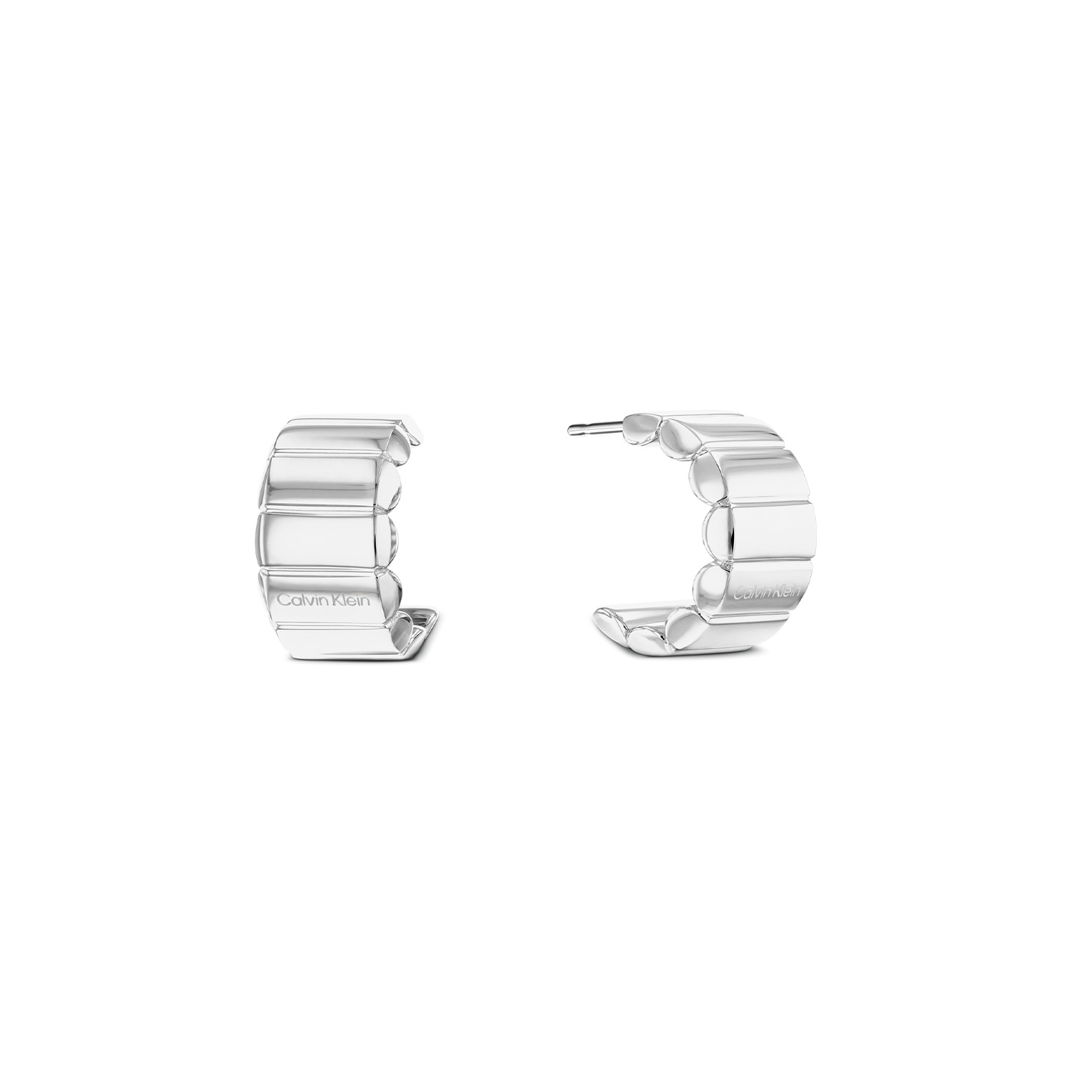 Calvin Klein CJ35000943 Dames Oorsieraden Staal
Deze stalen dames oorsieraden van Calvin Klein met nr CJ35000943 hebben een strak uiterlijk. De stalen oorhangers zijn halfrond en sluiten mooi om het oor. Leuk te combineren met andere sieraden uit de serie van Calvin Klein.

OVER CALVIN KLEIN
Calvin Klein is een wereldwijd lifestylemerk dat gewaagde, vooruitstrevende idealen en een verleidelijke, vaak minimalistische, esthetiek nastreeft. Calvin Klein werd groot in de jaren 70 door haar mode- en merkjeans collecties. In de jaren 80 lanceerde Calvin Klein haar spraakmakende ondergoed dat uitdrukkelijk van logo &rsquo;s voorzien was. Vanwege het grote succes is het merk ook succesvol uitgerold in Accessoires, Parfums, Home, Brillen, Golf, Horloges en Sieraden.
Sinds de oprichting in 1968 door Calvin Klein, heeft het merk haar reputatie opgebouwd als leider in de Amerikaanse mode, dankzij een cleane esthetiek en innovatieve ontwerpen. Calvin Klein wil haar publiek verleiden en inspireren door middel van provocerende beelden en opvallende ontwerpen die prikkelen. 

SPECIFICATIES:
- Stalen dames oorbellen
- 1,5cm
- Zilverkleurig
- Glimmend
