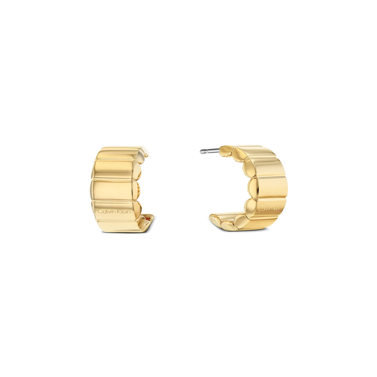 Calvin Klein CJ35000944 Dames Oorsieraden Staal Gp
Deze stalen dames oorsieraden van Calvin Klein met nr CJ35000944 hebben een strak uiterlijk. De stalen goudkleurige oorhangers zijn halfrond en sluiten mooi om het oor. Leuk te combineren met andere sieraden uit de serie van Calvin Klein.

OVER CALVIN KLEIN
Calvin Klein is een wereldwijd lifestylemerk dat gewaagde, vooruitstrevende idealen en een verleidelijke, vaak minimalistische, esthetiek nastreeft. Calvin Klein werd groot in de jaren 70 door haar mode- en merkjeans collecties. In de jaren 80 lanceerde Calvin Klein haar spraakmakende ondergoed dat uitdrukkelijk van logo &rsquo;s voorzien was. Vanwege het grote succes is het merk ook succesvol uitgerold in Accessoires, Parfums, Home, Brillen, Golf, Horloges en Sieraden.
Sinds de oprichting in 1968 door Calvin Klein, heeft het merk haar reputatie opgebouwd als leider in de Amerikaanse mode, dankzij een cleane esthetiek en innovatieve ontwerpen. Calvin Klein wil haar publiek verleiden en inspireren door middel van provocerende beelden en opvallende ontwerpen die prikkelen. 

SPECIFICATIES:
- Stalen dames oorbellen
- 1,5cm
- Goudkleurig
- Glimmend