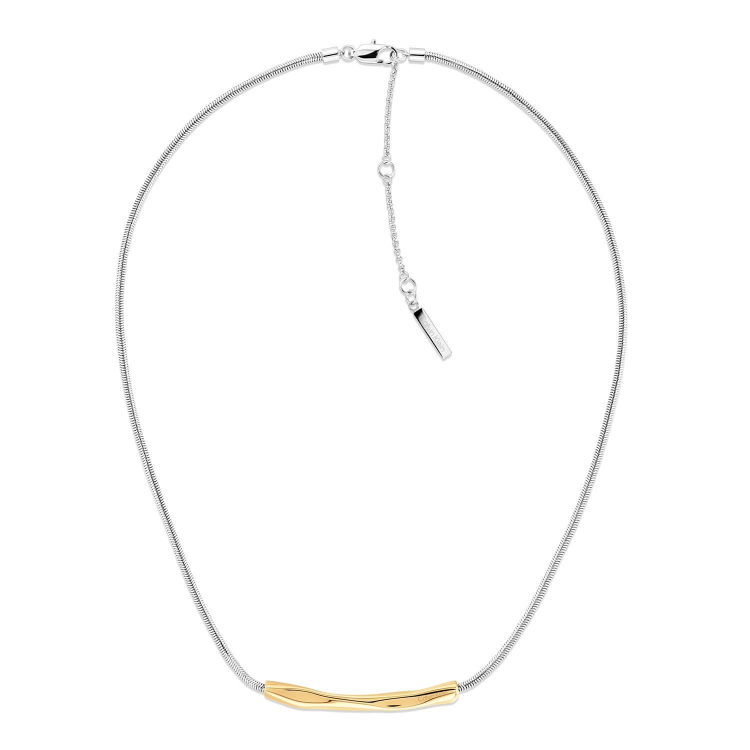 Deze stalen dames ketting van Calvin Klein heeft een apart uiterlijk. De schakelketting heeft een opvallend goudkleurig recht tussenstuk in de vorm van golven. Door extra tussenogen is de ketting op verschillende lengtes te dragen, totale lengte is 46cm. Leuk te combineren met andere sieraden uit de serie van Calvin Klein.

OVER CALVIN KLEIN
Calvin Klein is een wereldwijd lifestylemerk dat gewaagde, vooruitstrevende idealen en een verleidelijke, vaak minimalistische, esthetiek nastreeft. Calvin Klein werd groot in de jaren 70 door haar mode- en merkjeans collecties. In de jaren 80 lanceerde Calvin Klein haar spraakmakende ondergoed dat uitdrukkelijk van logo &rsquo;s voorzien was. Vanwege het grote succes is het merk ook succesvol uitgerold in Accessoires, Parfums, Home, Brillen, Golf, Horloges en Sieraden.
Sinds de oprichting in 1968 door Calvin Klein, heeft het merk haar reputatie opgebouwd als leider in de Amerikaanse mode, dankzij een cleane esthetiek en innovatieve ontwerpen. Calvin Klein wil haar publiek verleiden en inspireren door middel van provocerende beelden en opvallende ontwerpen die prikkelen. 

SPECIFICATIES:
- Stalen dames ketting Gp
- Lengte 46cm
- Bicolor
- Glimmend