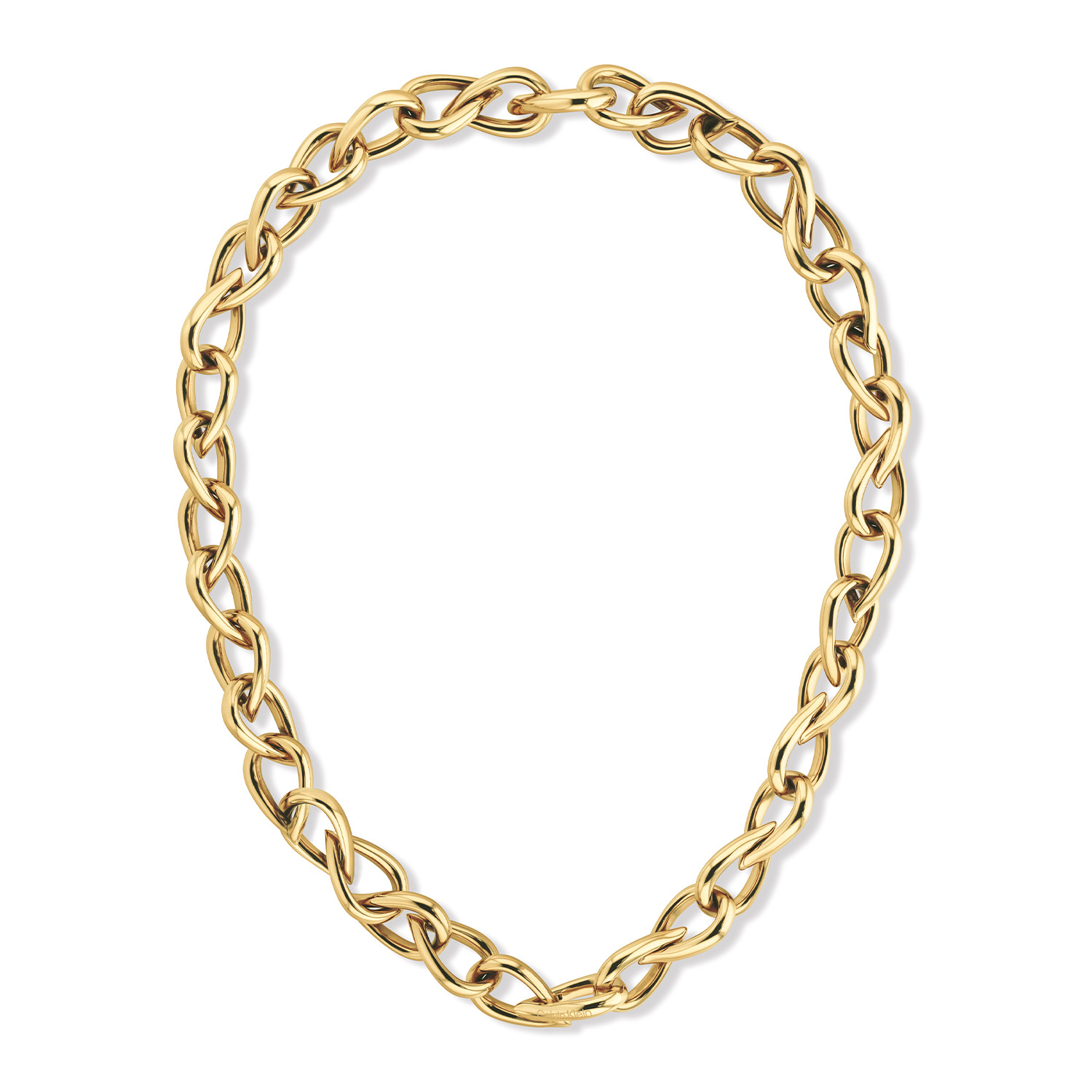 Calvin Klein CJ35000954 Dames Ketting Staal Gp Deze stalen dames ketting van Calvin Klein met nr CJ35000954 heeft een sierlijk uiterlijk. De grove goudkleurige druppelvormige schakels vormen een mooi geheel. De ketting sluit met een haak en oogsluiting. Totale lengte 42cm. Leuk te combineren met andere sieraden uit de serie van Calvin Klein. OVER CALVIN KLEIN Calvin Klein is een wereldwijd lifestylemerk dat gewaagde, vooruitstrevende idealen en een verleidelijke, vaak minimalistische, esthetiek nastreeft. Calvin Klein werd groot in de jaren 70 door haar mode- en merkjeans collecties. In de jaren 80 lanceerde Calvin Klein haar spraakmakende ondergoed dat uitdrukkelijk van logo &rsquo;s voorzien was. Vanwege het grote succes is het merk ook succesvol uitgerold in Accessoires, Parfums, Home, Brillen, Golf, Horloges en Sieraden. Sinds de oprichting in 1968 door Calvin Klein, heeft het merk haar reputatie opgebouwd als leider in de Amerikaanse mode, dankzij een cleane esthetiek en innovatieve ontwerpen. Calvin Klein wil haar publiek verleiden en inspireren door middel van provocerende beelden en opvallende ontwerpen die prikkelen. SPECIFICATIES: - Stalen dames ketting Gp - Lengte 42cm - Grove schakels - Glimmend