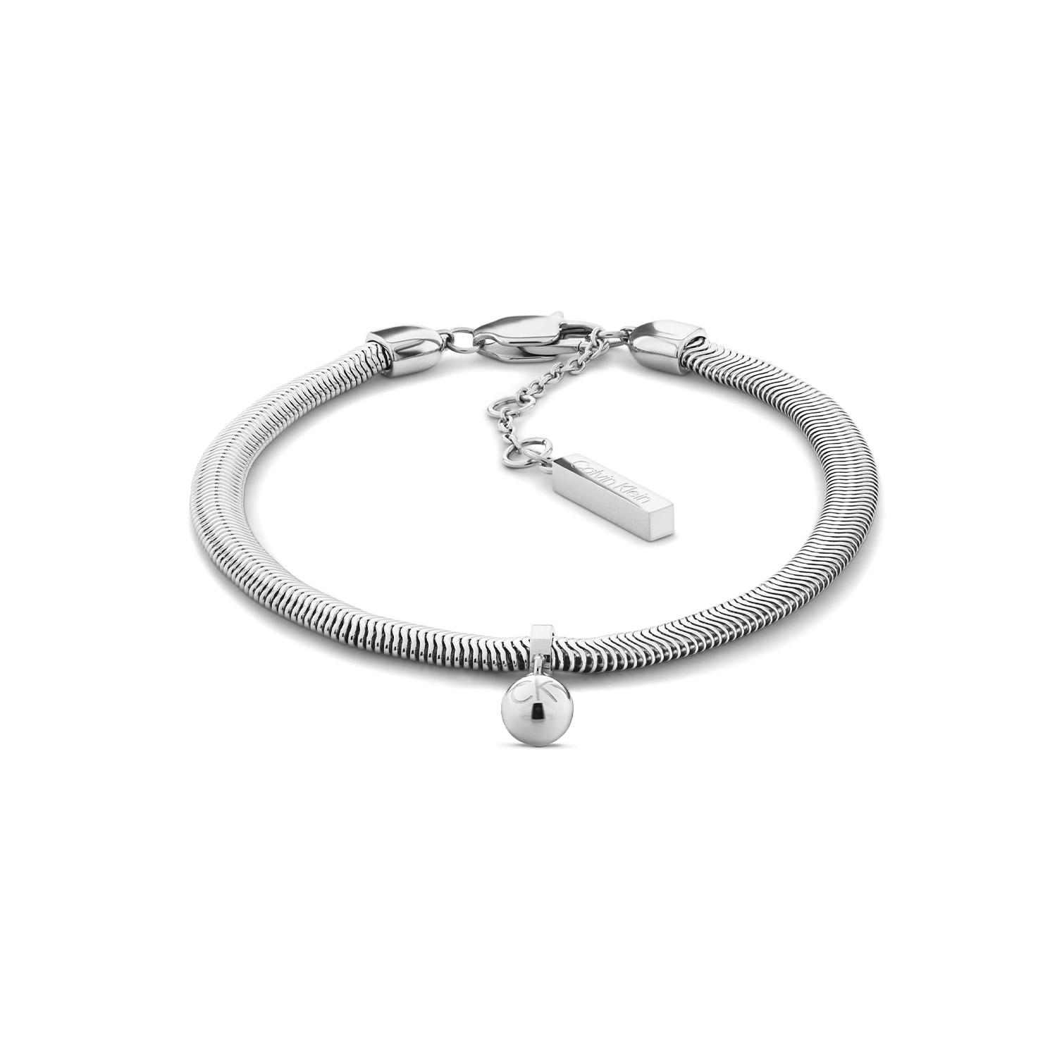 Calvin Klein CJ35000958 Dames Bracelet Staal
Deze stalen dames armband van Calvin Klein met nr CJ35000958 heeft een strak uiterlijk. Aan de gladde slangen armband hangt een fijne ronde hanger met het CK logo. Door een verlengketting is de armband op meerdere lengtes te dragen. De langste lengte is 18,5cm. Leuk te combineren met andere sieraden uit de serie van Calvin Klein.

OVER CALVIN KLEIN
Calvin Klein is een wereldwijd lifestylemerk dat gewaagde, vooruitstrevende idealen en een verleidelijke, vaak minimalistische, esthetiek nastreeft. Calvin Klein werd groot in de jaren 70 door haar mode- en merkjeans collecties. In de jaren 80 lanceerde Calvin Klein haar spraakmakende ondergoed dat uitdrukkelijk van logo &rsquo;s voorzien was. Vanwege het grote succes is het merk ook succesvol uitgerold in Accessoires, Parfums, Home, Brillen, Golf, Horloges en Sieraden.
Sinds de oprichting in 1968 door Calvin Klein, heeft het merk haar reputatie opgebouwd als leider in de Amerikaanse mode, dankzij een cleane esthetiek en innovatieve ontwerpen. Calvin Klein wil haar publiek verleiden en inspireren door middel van provocerende beelden en opvallende ontwerpen die prikkelen. 

SPECIFICATIES:
- Stalen dames armband
- Lengte 18,5cm
- Verstelbaar
- Glimmend