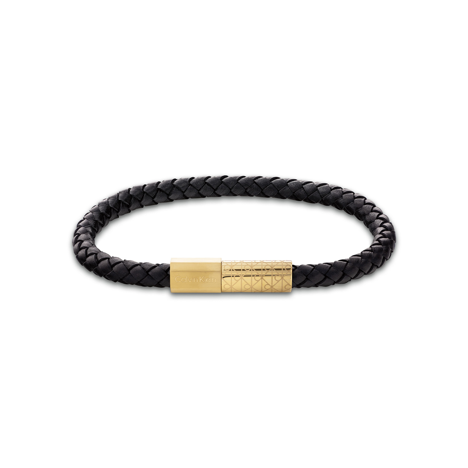 Calvin Klein CJ35100087 Heren Armband Leer 
Deze leren heren armband van Calvin Klein met nr CJ35100087 heeft een stoer uiterlijk. De zwarte gevlochten leren armband sluit met een verstelbaar gegraveerd goudkleurig magneetslot. Zowel op 18,5 of op 19,5cm te dragen. Leuk te combineren met andere sieraden uit de serie van Calvin Klein.

OVER CALVIN KLEIN
Calvin Klein is een wereldwijd lifestylemerk dat gewaagde, vooruitstrevende idealen en een verleidelijke, vaak minimalistische, esthetiek nastreeft. Calvin Klein werd groot in de jaren 70 door haar mode- en merkjeans collecties. In de jaren 80 lanceerde Calvin Klein haar spraakmakende ondergoed dat uitdrukkelijk van logo &rsquo;s voorzien was. Vanwege het grote succes is het merk ook succesvol uitgerold in Accessoires, Parfums, Home, Brillen, Golf, Horloges en Sieraden.
Sinds de oprichting in 1968 door Calvin Klein, heeft het merk haar reputatie opgebouwd als leider in de Amerikaanse mode, dankzij een cleane esthetiek en innovatieve ontwerpen. Calvin Klein wil haar publiek verleiden en inspireren door middel van provocerende beelden en opvallende ontwerpen die prikkelen. 

SPECIFICATIES:
- Leren heren armband
- Lengte 19,5cm
- Zwart
- Verstelbaar magneetslot