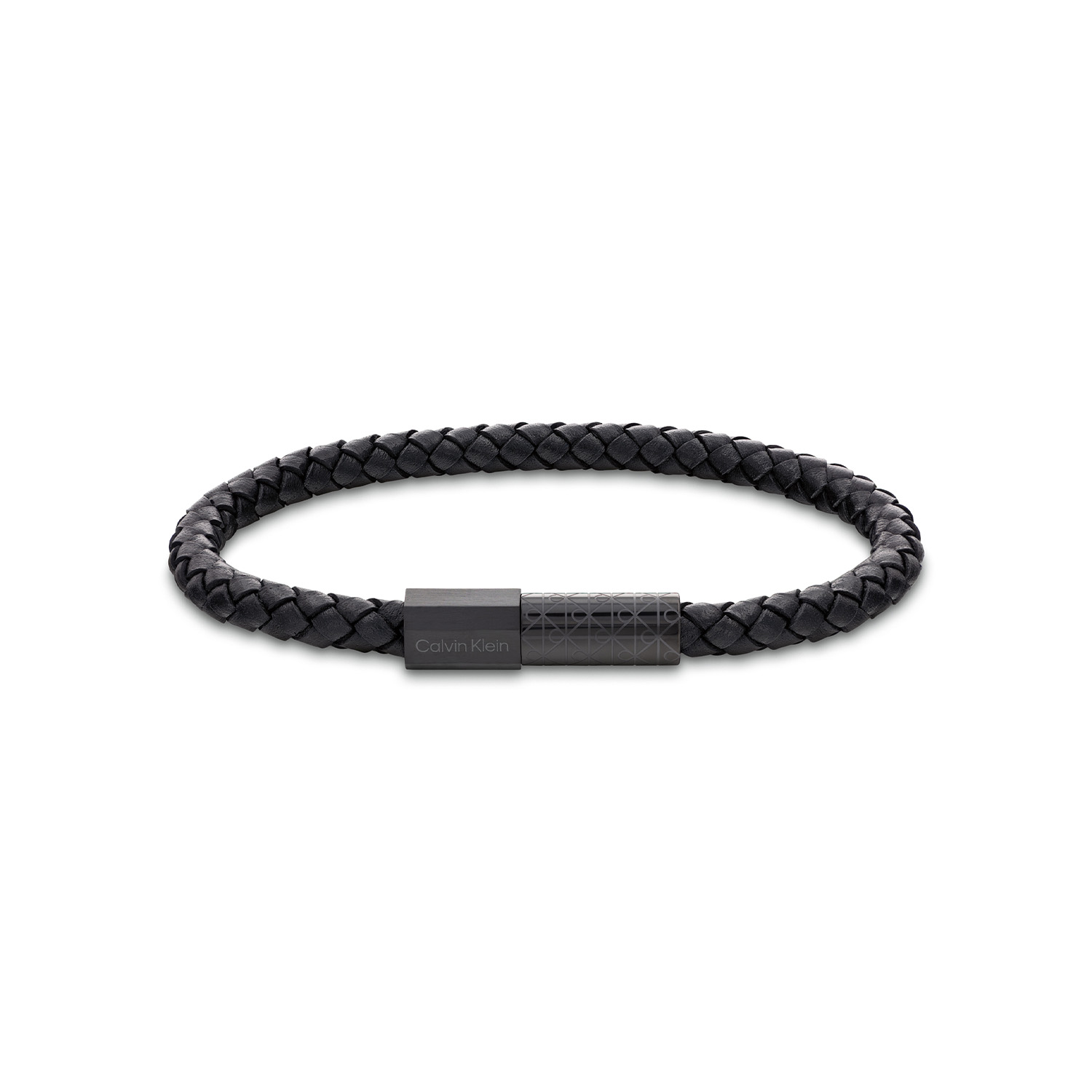 Calvin Klein CJ35100088 Heren Armband Leer 
Deze leren heren armband van Calvin Klein met nr CJ35100088 heeft een stoer uiterlijk. De zwarte gevlochten leren armband sluit met een verstelbaar gegraveerd en zwart magneetslot. Zowel op 18,5 of op 19,5cm te dragen. Leuk te combineren met andere sieraden uit de serie van Calvin Klein.

OVER CALVIN KLEIN
Calvin Klein is een wereldwijd lifestylemerk dat gewaagde, vooruitstrevende idealen en een verleidelijke, vaak minimalistische, esthetiek nastreeft. Calvin Klein werd groot in de jaren 70 door haar mode- en merkjeans collecties. In de jaren 80 lanceerde Calvin Klein haar spraakmakende ondergoed dat uitdrukkelijk van logo &rsquo;s voorzien was. Vanwege het grote succes is het merk ook succesvol uitgerold in Accessoires, Parfums, Home, Brillen, Golf, Horloges en Sieraden.
Sinds de oprichting in 1968 door Calvin Klein, heeft het merk haar reputatie opgebouwd als leider in de Amerikaanse mode, dankzij een cleane esthetiek en innovatieve ontwerpen. Calvin Klein wil haar publiek verleiden en inspireren door middel van provocerende beelden en opvallende ontwerpen die prikkelen. 

SPECIFICATIES:
- Leren heren armband
- Lengte 19,5cm
- Zwart
- Verstelbaar magneetslot