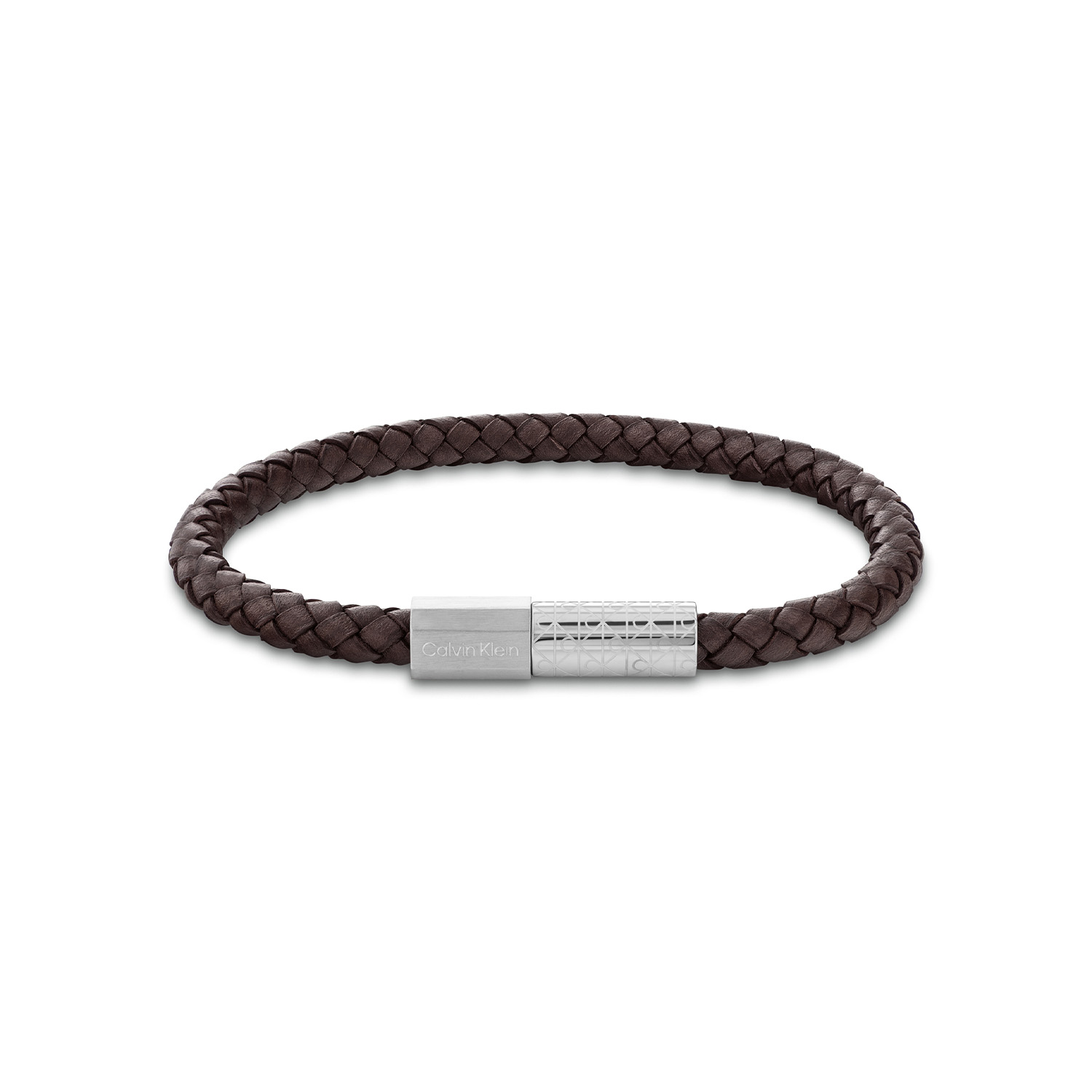 Calvin Klein CJ35100089 Heren Armband Leer 
Deze leren heren armband van Calvin Klein met nr CJ35100089 heeft een stoer uiterlijk. De bruine gevlochten leren armband sluit met een verstelbaar gegraveerd magneetslot. Zowel op 18,5 of op 19,5cm te dragen. Leuk te combineren met andere sieraden uit de serie van Calvin Klein.

OVER CALVIN KLEIN
Calvin Klein is een wereldwijd lifestylemerk dat gewaagde, vooruitstrevende idealen en een verleidelijke, vaak minimalistische, esthetiek nastreeft. Calvin Klein werd groot in de jaren 70 door haar mode- en merkjeans collecties. In de jaren 80 lanceerde Calvin Klein haar spraakmakende ondergoed dat uitdrukkelijk van logo &rsquo;s voorzien was. Vanwege het grote succes is het merk ook succesvol uitgerold in Accessoires, Parfums, Home, Brillen, Golf, Horloges en Sieraden.
Sinds de oprichting in 1968 door Calvin Klein, heeft het merk haar reputatie opgebouwd als leider in de Amerikaanse mode, dankzij een cleane esthetiek en innovatieve ontwerpen. Calvin Klein wil haar publiek verleiden en inspireren door middel van provocerende beelden en opvallende ontwerpen die prikkelen. 

SPECIFICATIES:
- Leren heren armband
- Lengte 19,5cm
- Bruin
- Verstelbaar magneetslot