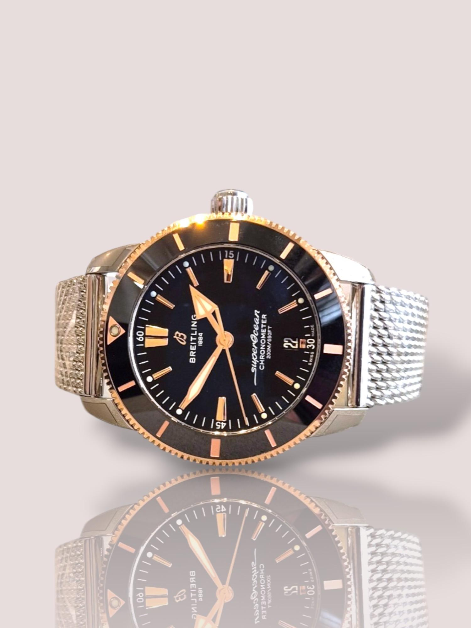 De Breitling SuperOcean Heritage 44mm automatic is een luxueus horloge met een elegante combinatie van zwart en ros&eacute; goud. Dit polshorloge heeft een stijlvolle uitstraling en is perfect te dragen bij zowel formele als casual gelegenheden. Combineer het met een nette blouse of een trendy colbert voor een verfijnde look. 
De kast en de band zijn van staal en het horloge heeft een automatisch uurwerk.