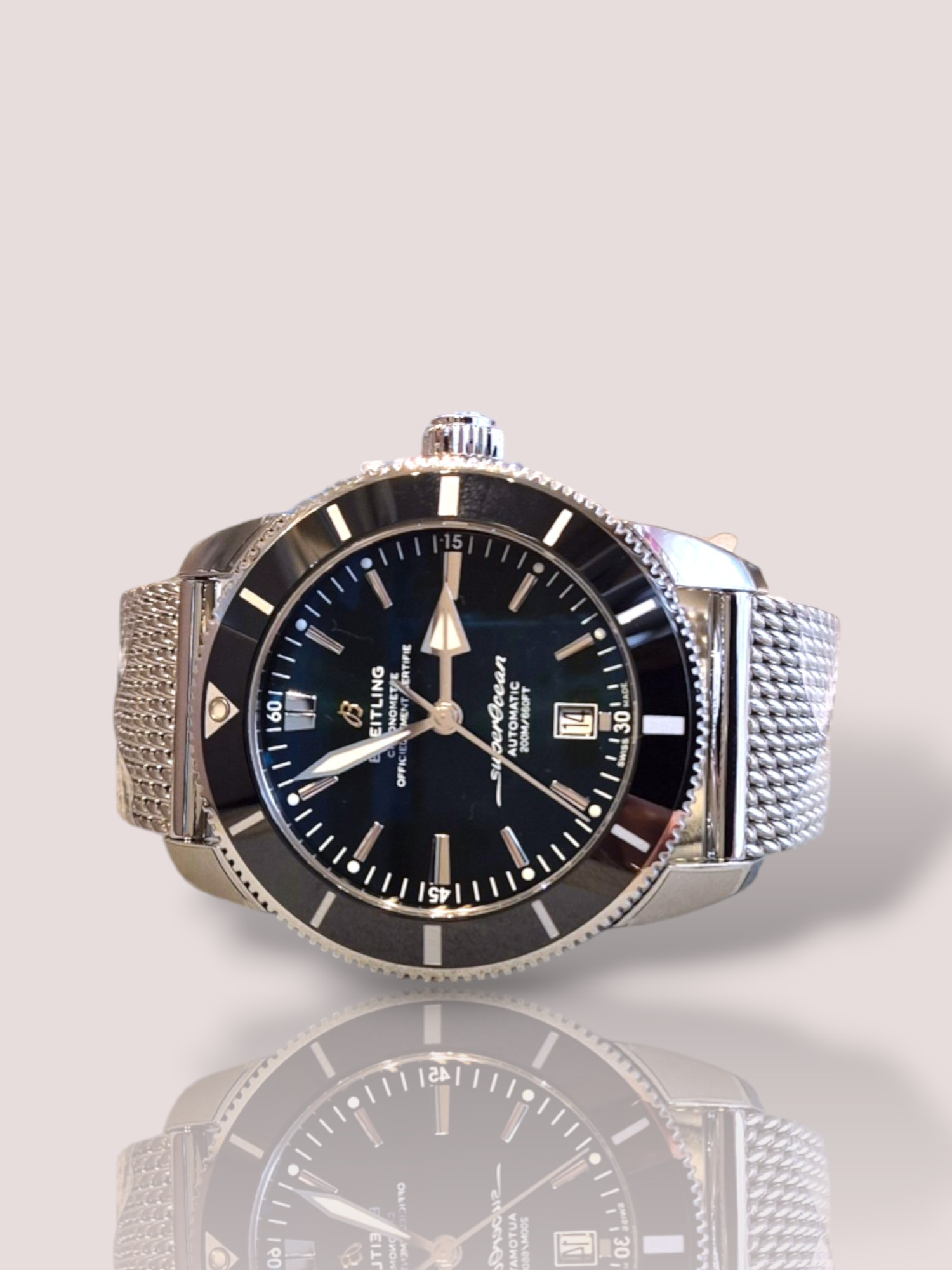 De Breitling SuperOcean Heritage 46mm Automatic Black Steel is een luxe polshorloge. Kenmerkend zijn de robuuste zwart stalen kast en de automatische beweging. Perfect voor avonturiers, het combineert stijl met functionaliteit. Draag het met zowel formele als casual outfits voor een tijdloze en verfijnde look. Ideaal voor elke gelegenheid. Het horloge heeft een stalen band en vouwsluiting en is voorzien van datum aanduiding.