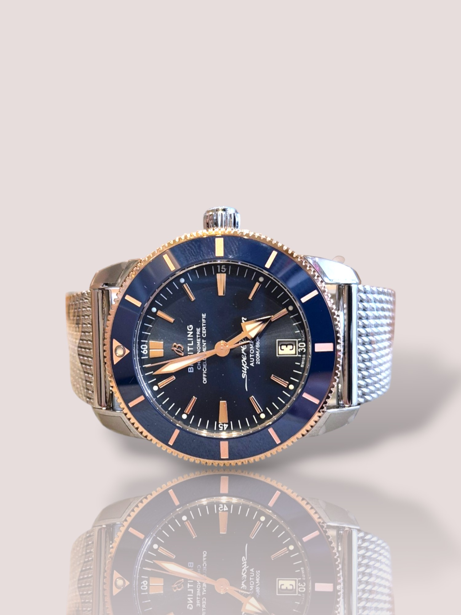 De Breitling Superocean Heritage Automaat is een verfijnd horloge met een stalen vouwsluiting. Dit polshorloge biedt duurzaamheid en elegantie. Het is ideaal om dagelijks of bij speciale gelegenheden te dragen. Combineer het met casual of formele outfits voor een stijlvolle uitstraling. Een must-have accessoire voor elke horlogeliefhebber.
Het horloge heeft rose gouden elementen en een stijlvolle blauwe wijzerplaat met datumaanduiding.