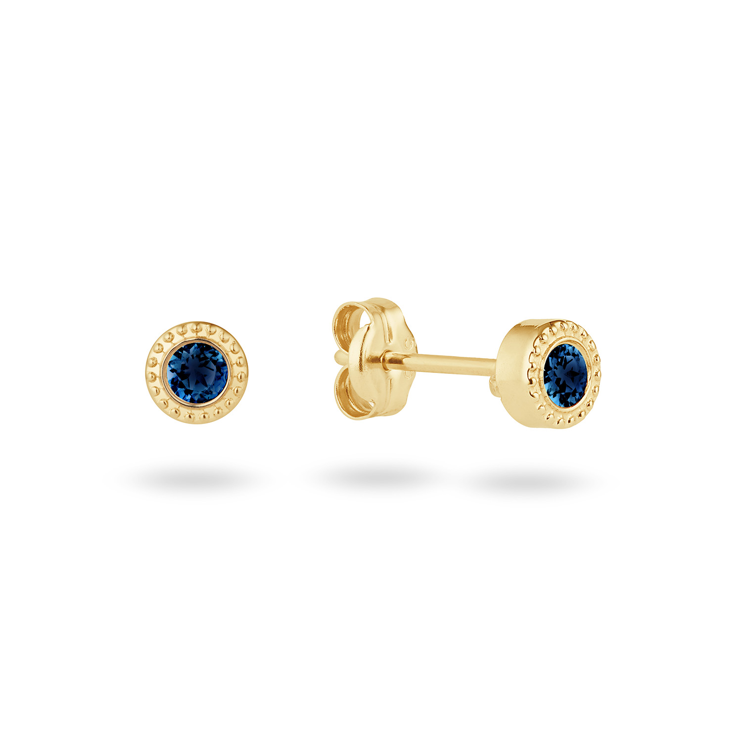 Deze 14 karaat studs zijn speels &eacute;n chic. De edelstenen, London Blue of Smoky Quartz, zijn fascinerend. Ik draag ze graag met de bijpassende ring en/of ketting. Cape Town vibes all over. Perfect om van elke dag iets bijzonders te maken.

Cape Town Chronicles
Ontdek Cape Town Chronicles, een 14 karaat gouden sieradencollectie die de ruige schoonheid en warme energie van Kaapstad tot leven brengt. Van de imposante Tafelberg tot het iconische Lion&rsquo;s Head, van de speelse pingu&iuml;ns op Boulders Beach tot het indrukwekkende Kaap de Goede Hoop. Elke plek heeft mij ge&iuml;nspireerd bij het ontwerpen van deze unieke collectie.

Het merk
Jackie is h&eacute;t 14 karaat gouden on trend sieradenmerk. De collecties zijn ge&iuml;nspireerd op de reizen die ik maak, van stedentrips tot exotische oorden. Elk gouden sieraad is helemaal van nu, handgemaakt door Europese goudsmeden en vervaardigd van overwegend gerecycled goud met echte edelstenen en zoetwaterparels. Elke collectie is dan ook met veel liefde en passie samengesteld. Mijn Jackie sieraden zijn de perfecte finishing touch voor iedere outfit!

Specificaties
- Studs
- Materiaal: 14 Karaat - Geelgoud - 585
- Topaas blauw
- 4mm