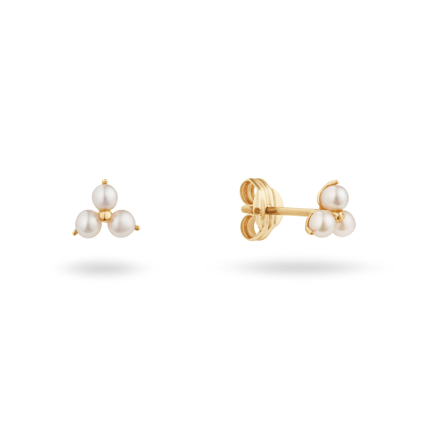 Klein maar fijn, dat zijn deze Robben Island studs. De 14 karaat studs zijn voorzien van drie echte zoetwater parels. Let op: een parel is een natuurproduct. Ze zijn uniek en kunnen verschillen. 

Cape Town Chronicles
Ontdek Cape Town Chronicles, een 14 karaat gouden sieradencollectie die de ruige schoonheid en warme energie van Kaapstad tot leven brengt. Van de imposante Tafelberg tot het iconische Lion&rsquo;s Head, van de speelse pingu&iuml;ns op Boulders Beach tot het indrukwekkende Kaap de Goede Hoop. Elke plek heeft mij ge&iuml;nspireerd bij het ontwerpen van deze unieke collectie.

Het merk
Jackie is h&eacute;t 14 karaat gouden on trend sieradenmerk. De collecties zijn ge&iuml;nspireerd op de reizen die ik maak, van stedentrips tot exotische oorden. Elk gouden sieraad is helemaal van nu, handgemaakt door Europese goudsmeden en vervaardigd van overwegend gerecycled goud met echte edelstenen en zoetwaterparels. Elke collectie is dan ook met veel liefde en passie samengesteld. Mijn Jackie sieraden zijn de perfecte finishing touch voor iedere outfit!

Specificaties
- Studs
- Materiaal: 14 Karaat - Geelgoud - 585
- Parel
- 4mm