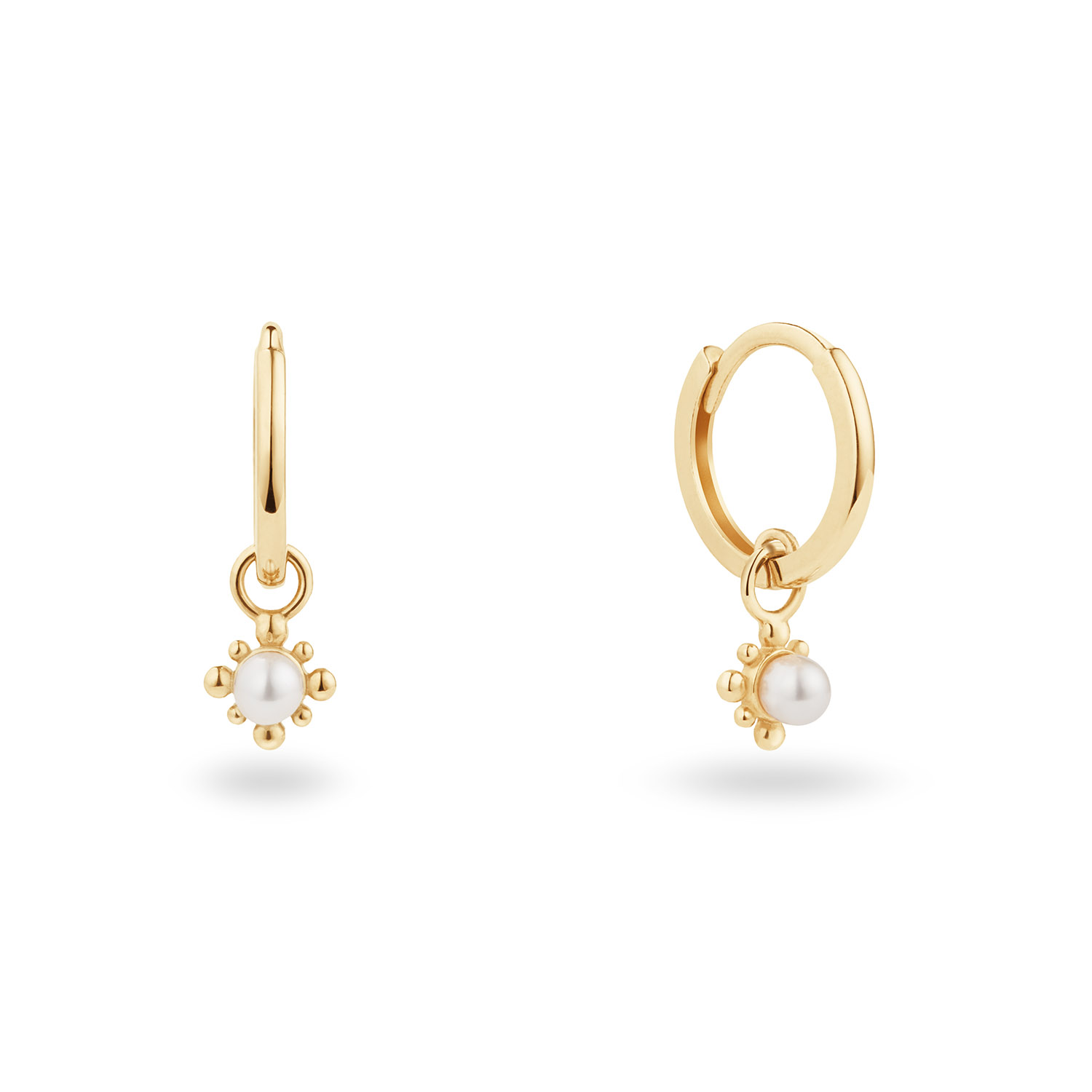 Deze 14 karaat gouden hoops hebben een hanger, een subtiel bloemetje van mini bolletjes met in het midden een kleine zoetwaterparel, alsof je hem z&oacute; hebt kunnen vinden tussen de gladde stenen van het beroemde strand. Perfect voor wie graag een verfijnde, romantische touch toevoegt aan haar earstack.

Cape Town Chronicles
Ontdek Cape Town Chronicles, een 14 karaat gouden sieradencollectie die de ruige schoonheid en warme energie van Kaapstad tot leven brengt. Van de imposante Tafelberg tot het iconische Lion&rsquo;s Head, van de speelse pingu&iuml;ns op Boulders Beach tot het indrukwekkende Kaap de Goede Hoop. Elke plek heeft mij ge&iuml;nspireerd bij het ontwerpen van deze unieke collectie.

Het merk
Jackie is h&eacute;t 14 karaat gouden on trend sieradenmerk. De collecties zijn ge&iuml;nspireerd op de reizen die ik maak, van stedentrips tot exotische oorden. Elk gouden sieraad is helemaal van nu, handgemaakt door Europese goudsmeden en vervaardigd van overwegend gerecycled goud met echte edelstenen en zoetwaterparels. Elke collectie is dan ook met veel liefde en passie samengesteld. Mijn Jackie sieraden zijn de perfecte finishing touch voor iedere outfit!

Specificaties
- Hoops
- Materiaal: 14 Karaat - Geelgoud - 585
- Parel
- 22mm