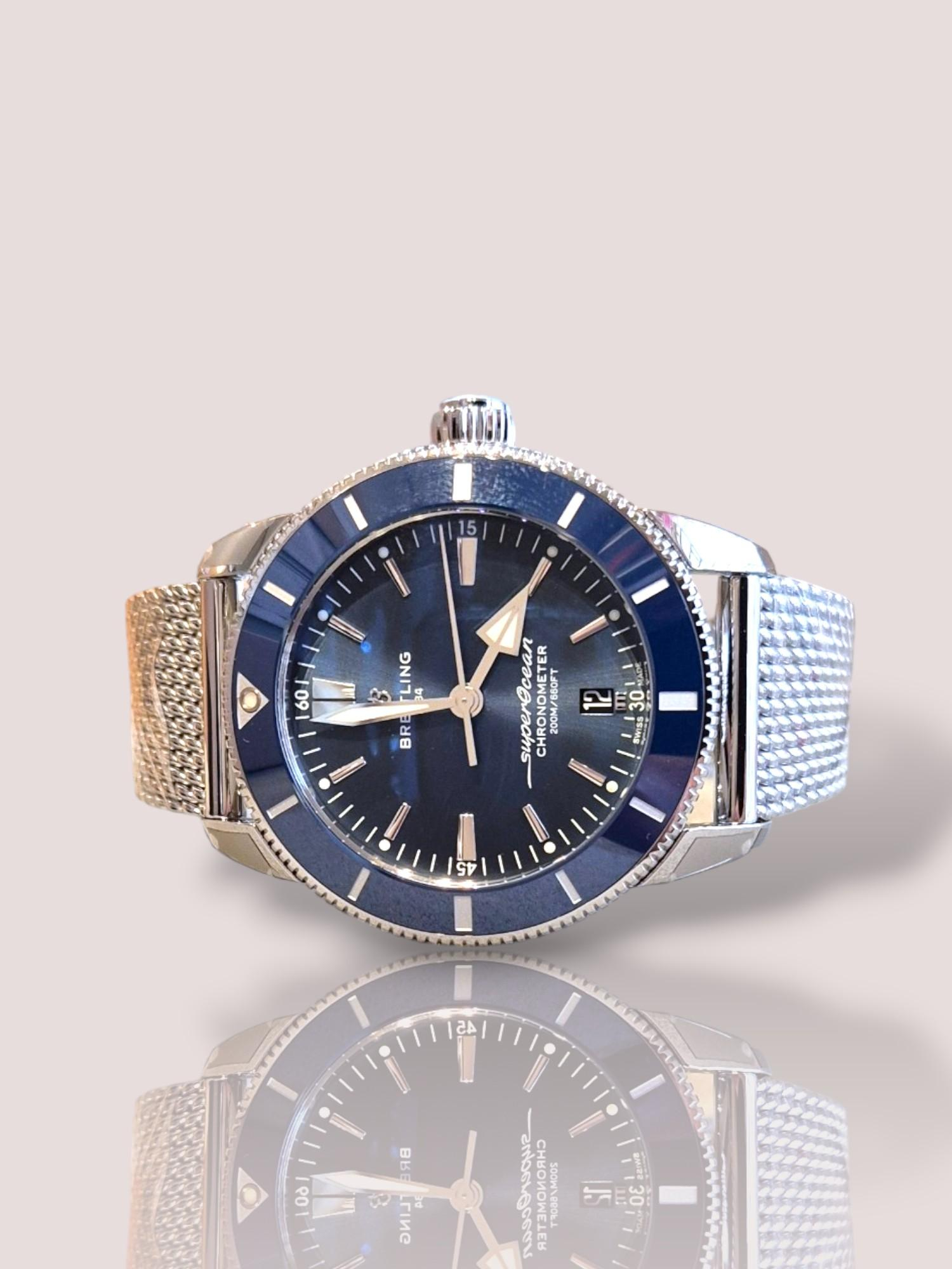 De Breitling SuperOcean Heritage 44mm automatic is een stijlvol polshorloge met een roestvrijstalen vouwsluiting. Ideaal voor duiken, het combineert klassieke elegantie met geavanceerde techniek. Draag dit luxe horloge met formele en casual outfits voor een tijdloze uitstraling. Perfect voor zowel dagelijks gebruik als speciale gelegenheden, biedt het duurzame prestaties en verfijnde stijl.