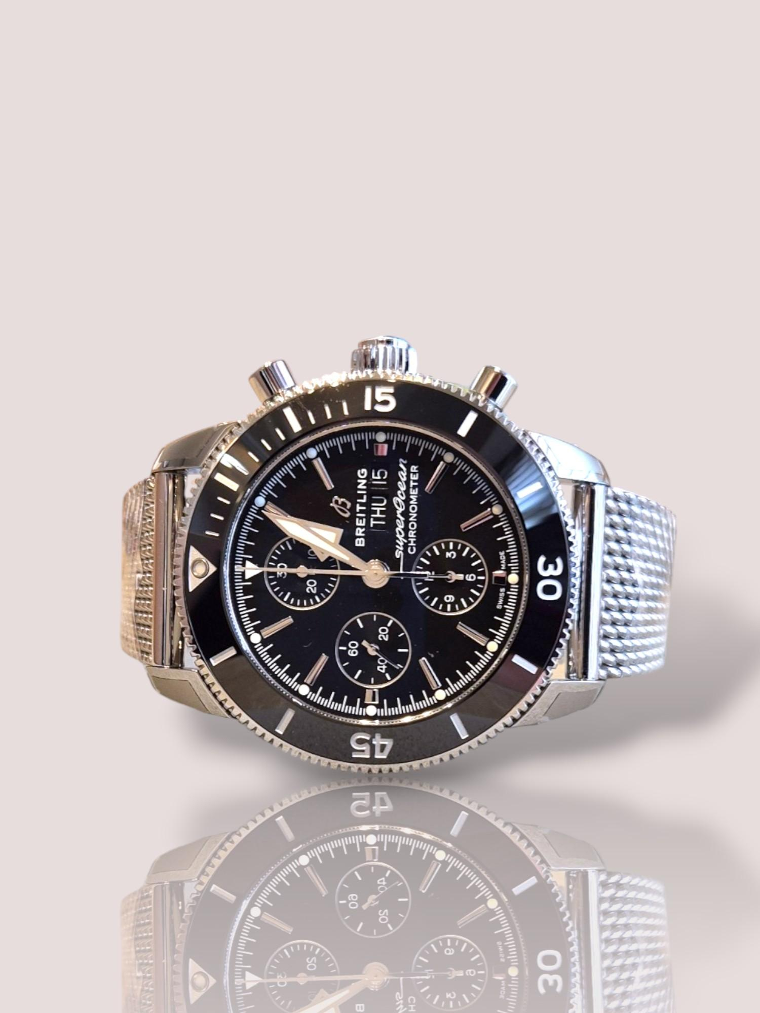 De Breitling SuperOcean Heritage Automatic is een opvallend horloge met een roestvrijstalen kast van 44 mm. Uitgerust met een betrouwbare automatische beweging en een handige vouwsluiting, biedt dit polshorloge zowel stijl als functionaliteit. Dit horloge kan het beste gedragen worden bij zowel formele als casual gelegenheden, waardoor het veelzijdig is voor elke garderobe.

De wijzerplaat is prachtig diepzwart met een zwarte ring eromheen.