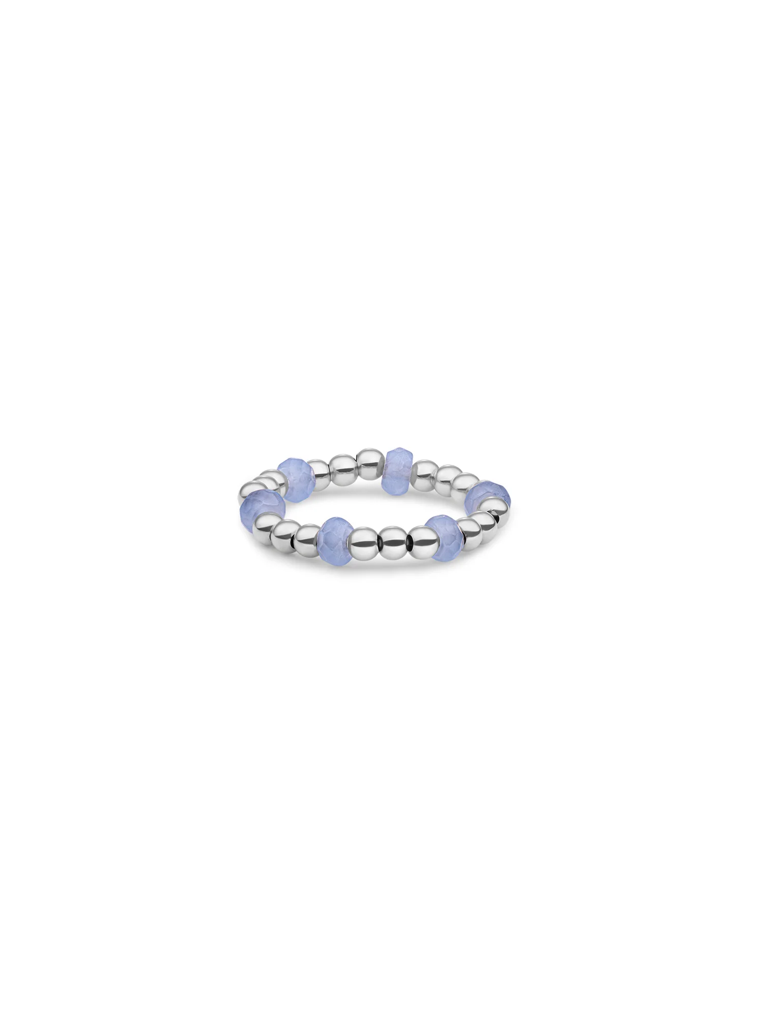 Kralen Ring Facet Roundel Milky Blue Jade. Deze ring combineert kleur en textuur in een speels maar rustig silhouet. Facetgeslepen rondellen laten het licht dansen over de melkblauwe jade, terwijl het kralenprofiel soepel meebeweegt. Draag solo voor minimalistische elegantie, of cre&euml;er een ringstack met bandringen in zilver of witgoud.