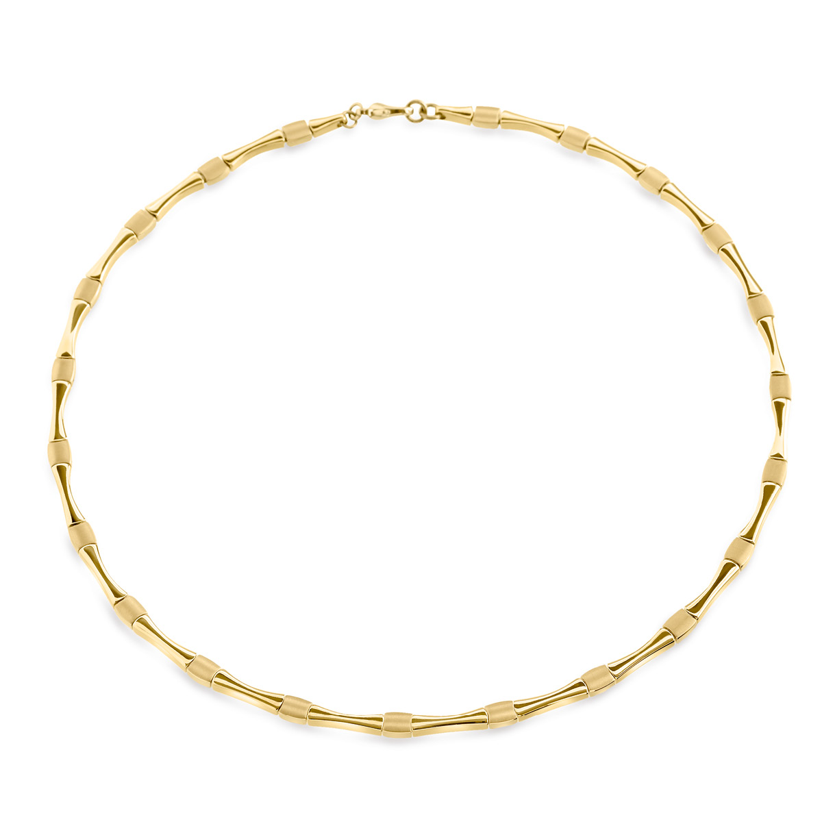 Dit is een goudkleurige collier van het merk Boccia. Het is een damessieraad gemaakt van titanium. De collier is 480 mm lang en 4.5 mm breed.