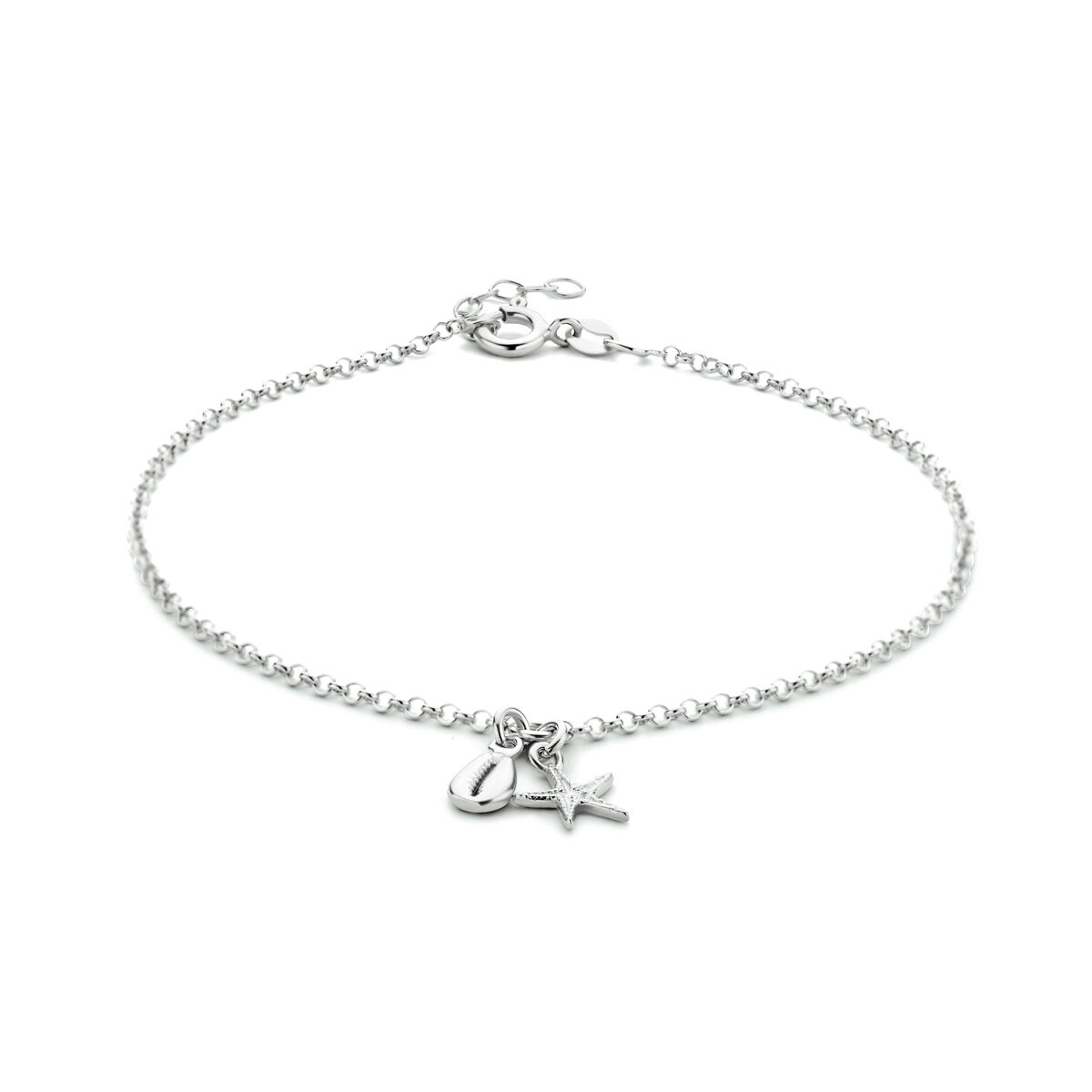 Gerhodineerd 925 zilveren enkelbandje uitgevoerd met een ster en een schelp. Het enkelbandje heeft een draaglengte van 24cm en een extensie van 2cm. De schakelbreedte is 2.0mm.