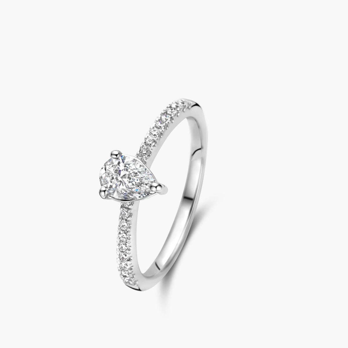 Deze prachtige ring is een verfijnd stukje juwelenkunst, ideaal voor verlovingen. Gemaakt van 18 karaat goud, straalt het een elegantie uit! Gemaakt met een een labdiamant van 0.53ct in peerslijpsel. en op de band verder gezet met kleine diamantjes van een totaalkaraat van 014ct.