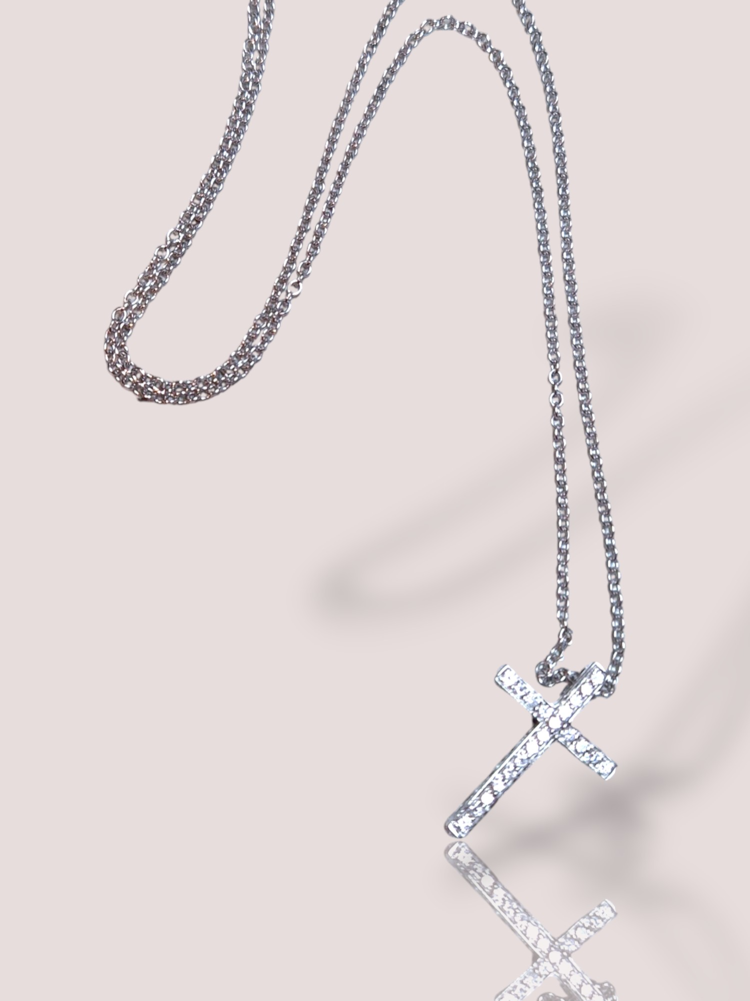 Dit prachtige vintage collier van Pasquale Bruni is gemaakt van 18k witgoud en bevat een elegante kruishanger versierd met schitterende diamanten. Met een gewicht van 8 gram straalt deze ketting verfijning uit. Draag het solo voor een klassieke uitstraling of combineer met andere sieraden voor een trendy look. Perfect voor elke gelegenheid. In totaal bevat de hanger 0,20ct aan diamant.