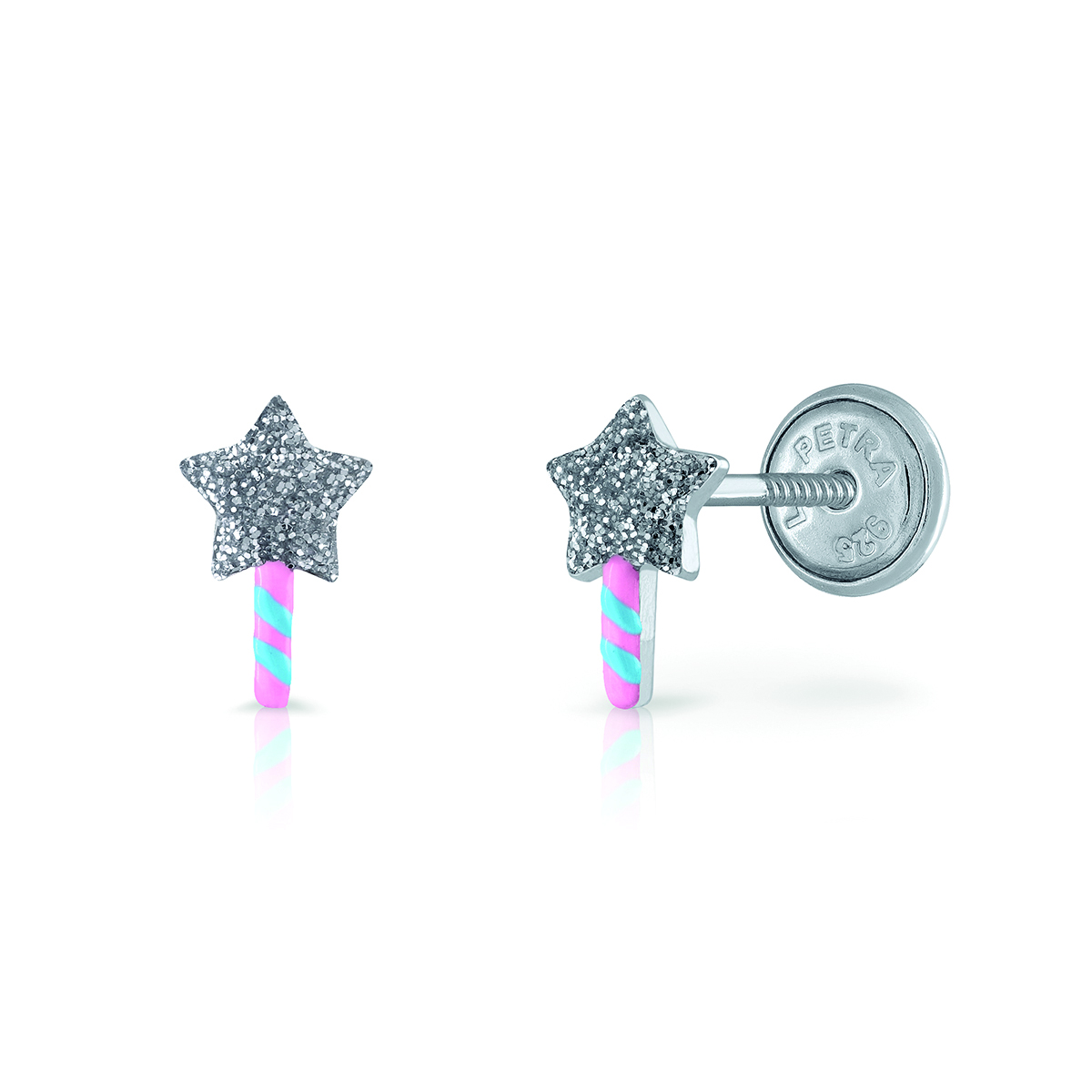 Voel jezelf een echte prinses met deze mooie toverstaf oorbellen van Lapetra! De oorknopjes zijn uitgevoerd met zilver, roze en blauw emaille. Door de schroefsluiting zijn de oorknopjes comfortabel met dragen en kan je ze zelfs met slapen inhouden. Ideaal!

Lapetra kindersieraden
Lapetra is het nieuwste handgemaakte, zilver gerhodineerde sieradenmerk voor jonge meiden. De opvallende oorknopjes met unieke designs zijn voorzien van een schroefsluiting; deze draait stevig vast. Hierdoor verliezen ze de oorknopjes niet en kunnen ze deze zelfs comfortabel inhouden bij het slapen. Bij alle sieraden ontvang je een metalen blikje: een feestje om te geven &eacute;n te krijgen!

Specificaties
  - LPOS0024
  - oorknopjes
  - 925 sterling zilver
  - Afmeting: 0,9 x 0,4 cm