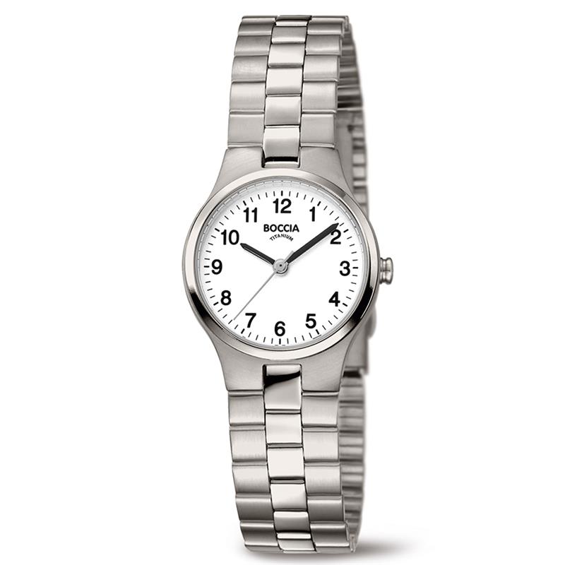 Boccia Titanium 3082-06
Dit dameshorloge van Boccia Titanium heeft een sportieve uitstraling. De zilverkleurige horlogekast zorgt voor een stijlvolle look en de witte wijzerplaat maakt het horloge net wat sierlijker. Het horloge heeft een kastdiameter van 25mm en is 5ATM. Combineer dit prachtige exemplaar met de andere sieraden van Boccia Titanium voor een complete look.

HET MERK
Boccia Titanium is het titanium merk van Nederland, dat zijn oorsprong in Duitsland vindt en is opgericht in het jaar 1992. Ontwikkeld door internationale ontwerpers. Alle titanium componenten van de BOCCIA TITANIUM collectie zijn gemaakt van 99,7% puur titanium; het bijzondere materiaal. Het is licht in gewicht, neemt de temperatuur van de huid aan en is zeer huidvriendelijk. Bovendien is het corrosie- en temperatuurbestendig.

SPECIFICATIES
- Mineraal glas
- Ronde titanium horlogekast, &Oslash; 25mm
- Titanium band
- Witte wijzerplaat
- 5ATM (Regen- & spatwaterdicht)