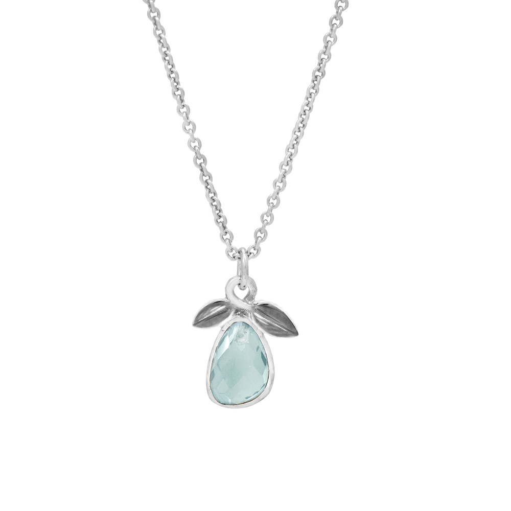 Deze sterling zilveren ketting kan op 45 cm gedragen worden. De hanger is versierd met een 9 x 6 mm blauwe topaas.