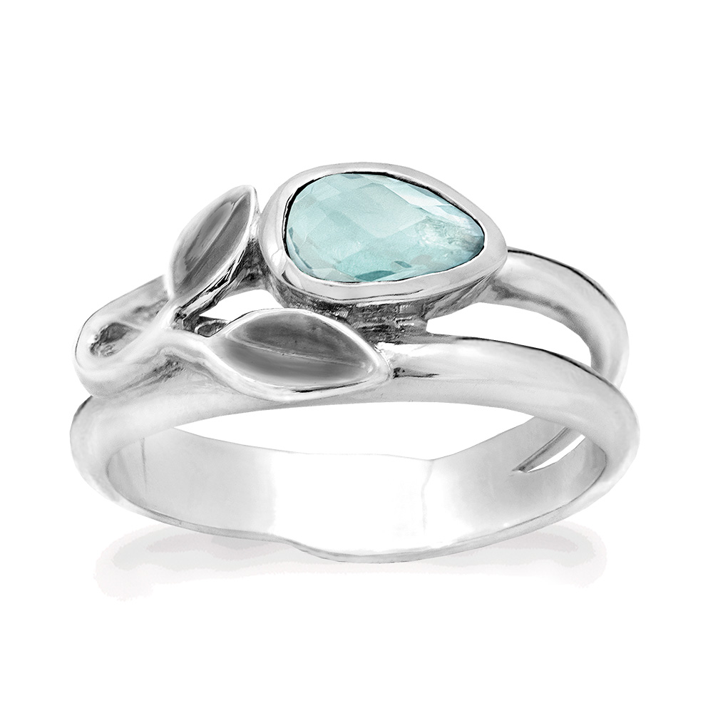 Deze sterling zilveren ring bevat een 7 x 4,5 mm blauwe topaas en is versierd met twee geoxideerde blaadjes.