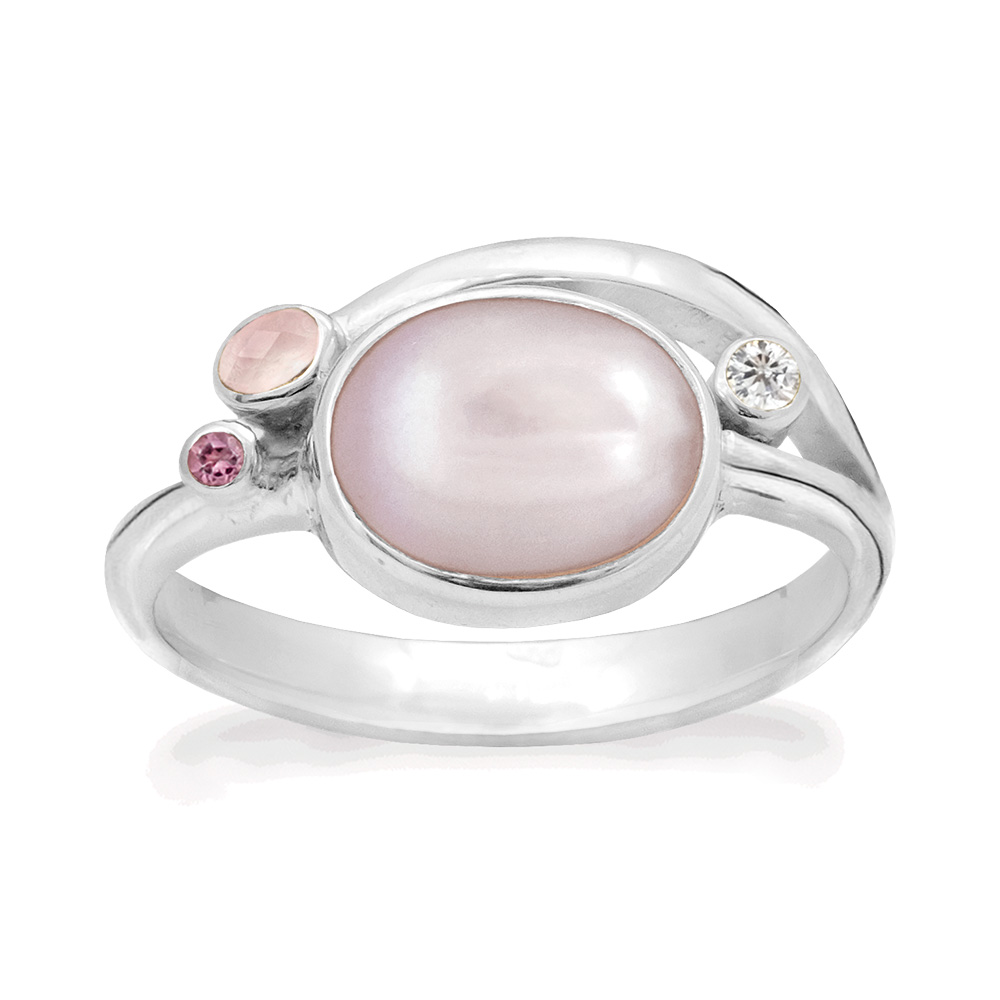 Deze sterling zilveren ring bevat een 7,5 &agrave; 8 mm roze zoetwaterparel, een 3 x 2 mm rozenkwarts, een 2 mm ronde zirkonia en een 1,5 mm ronde roze toermalijn.